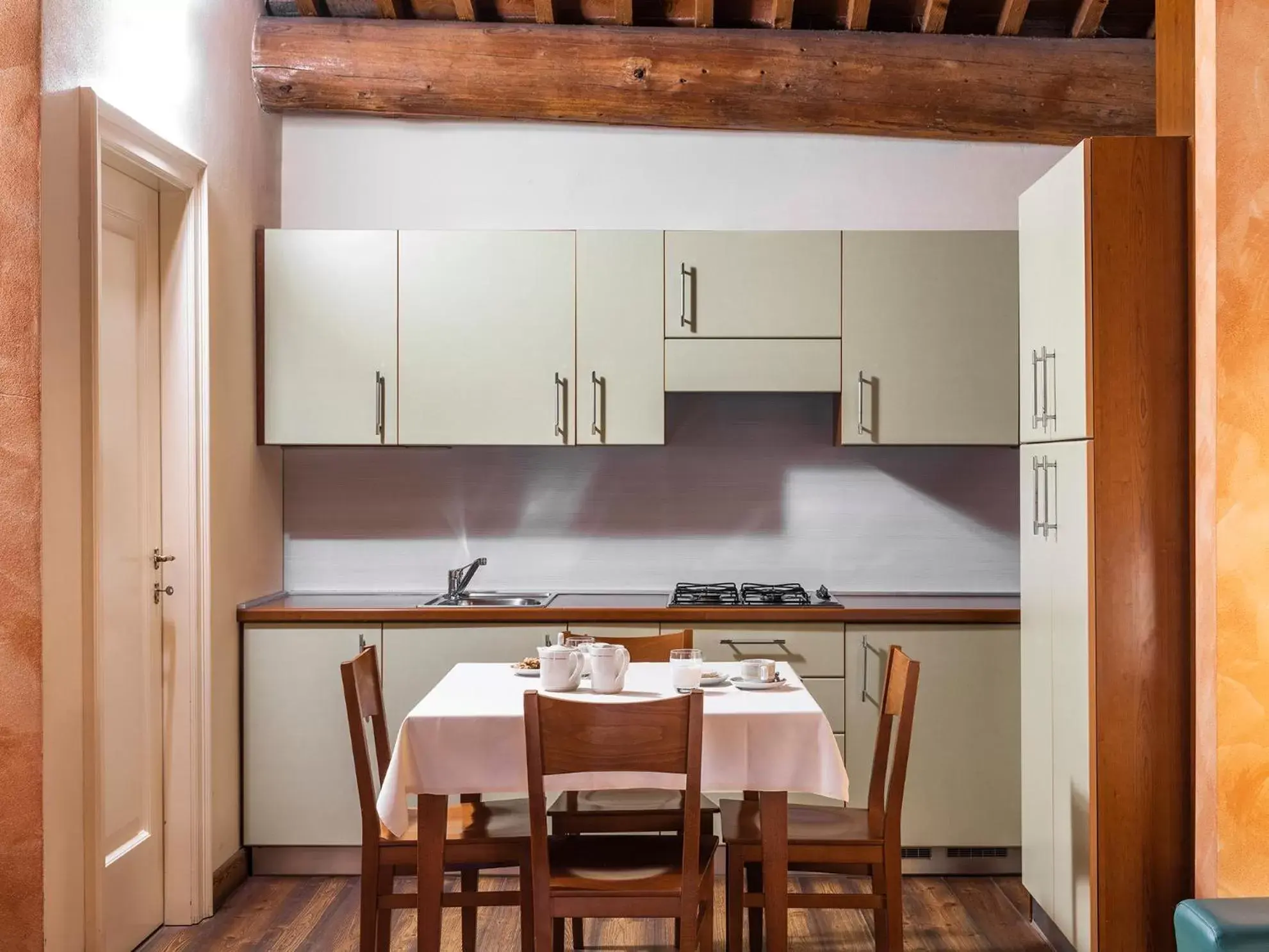 Kitchen or kitchenette, Dining Area in Parco Termale di Villa Dei Cedri