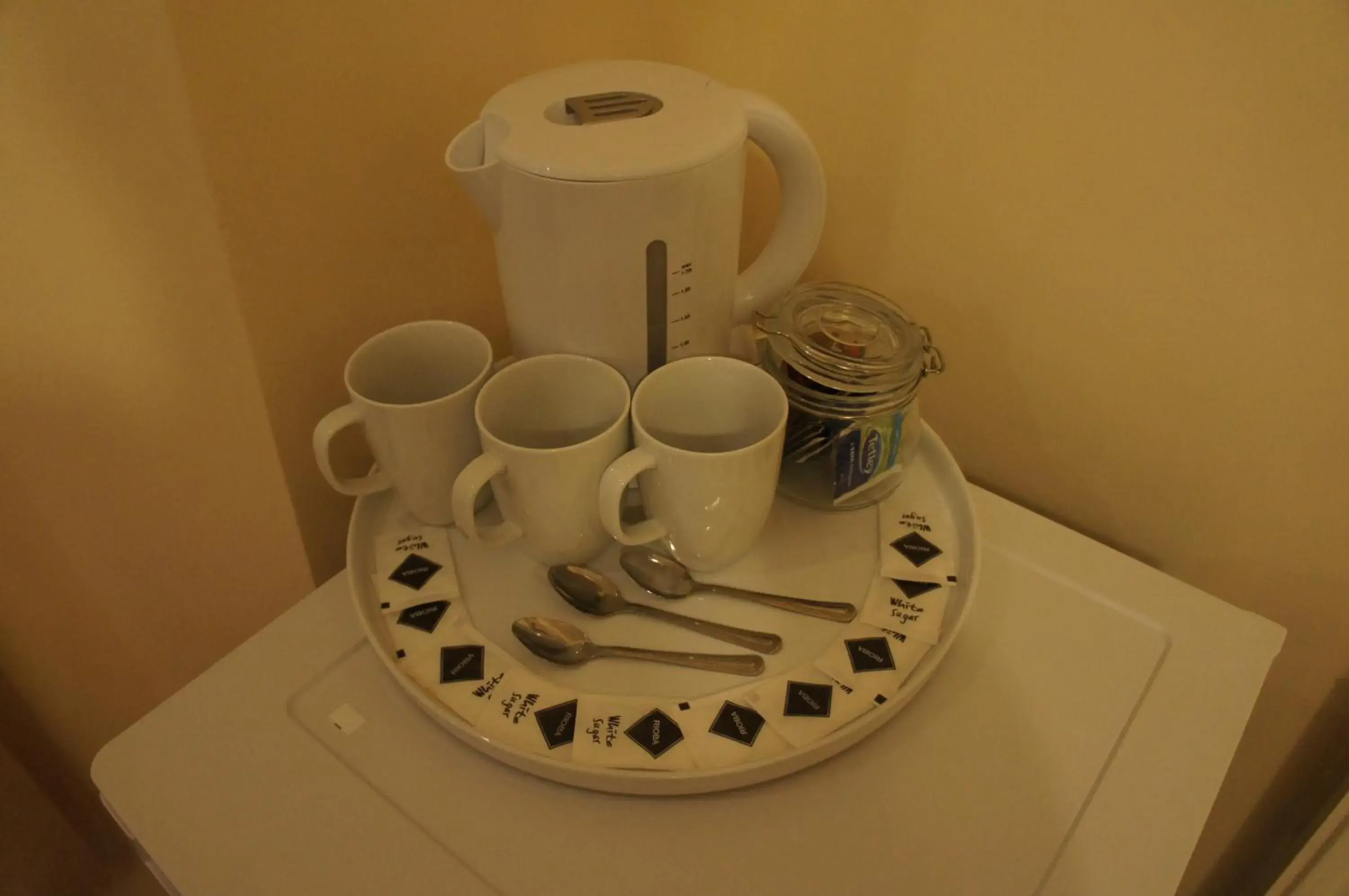 Coffee/tea facilities in Sapphire Hotel London