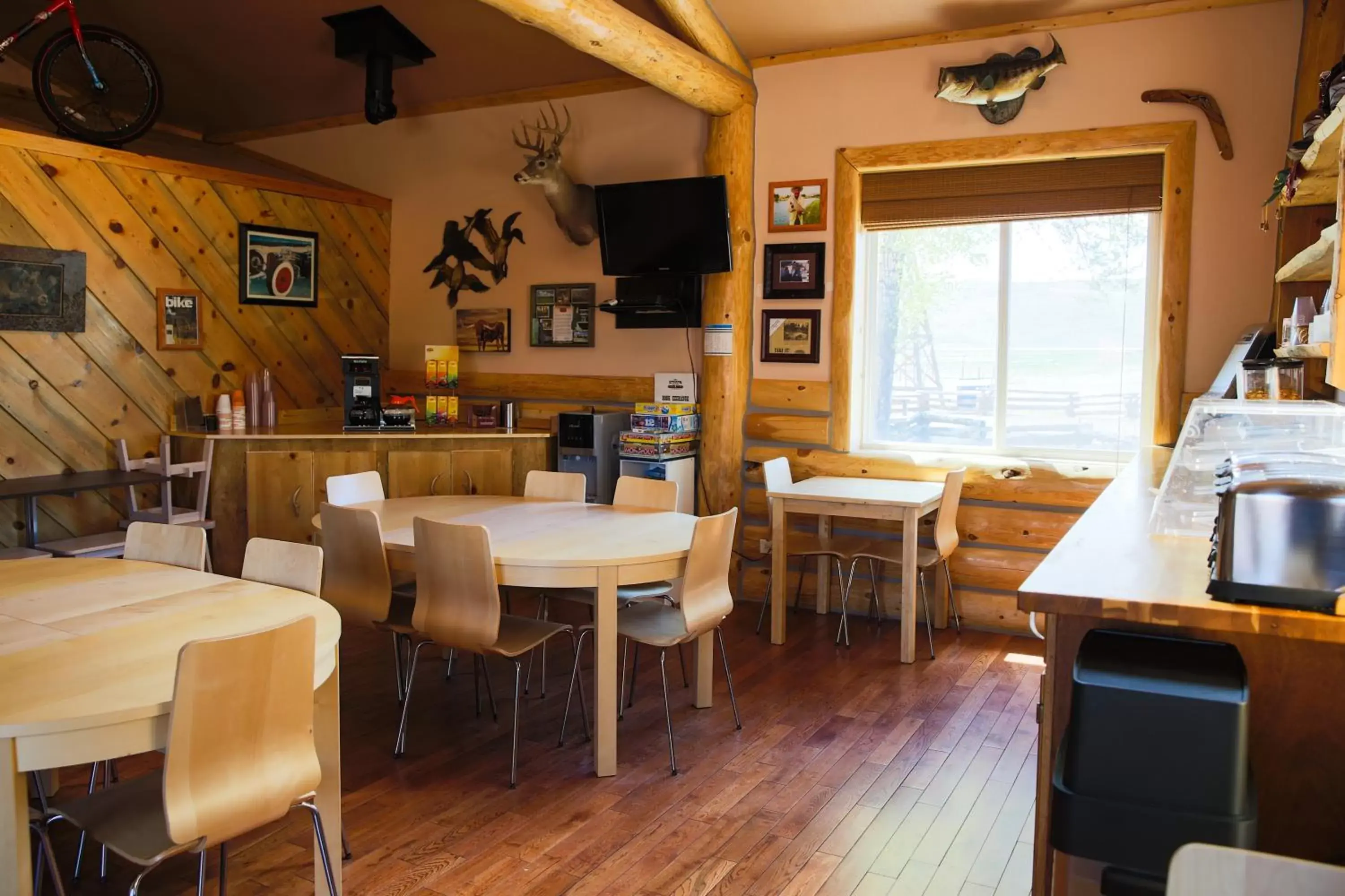 Coffee/tea facilities, Restaurant/Places to Eat in The Longhorn Ranch Lodge & RV Resort