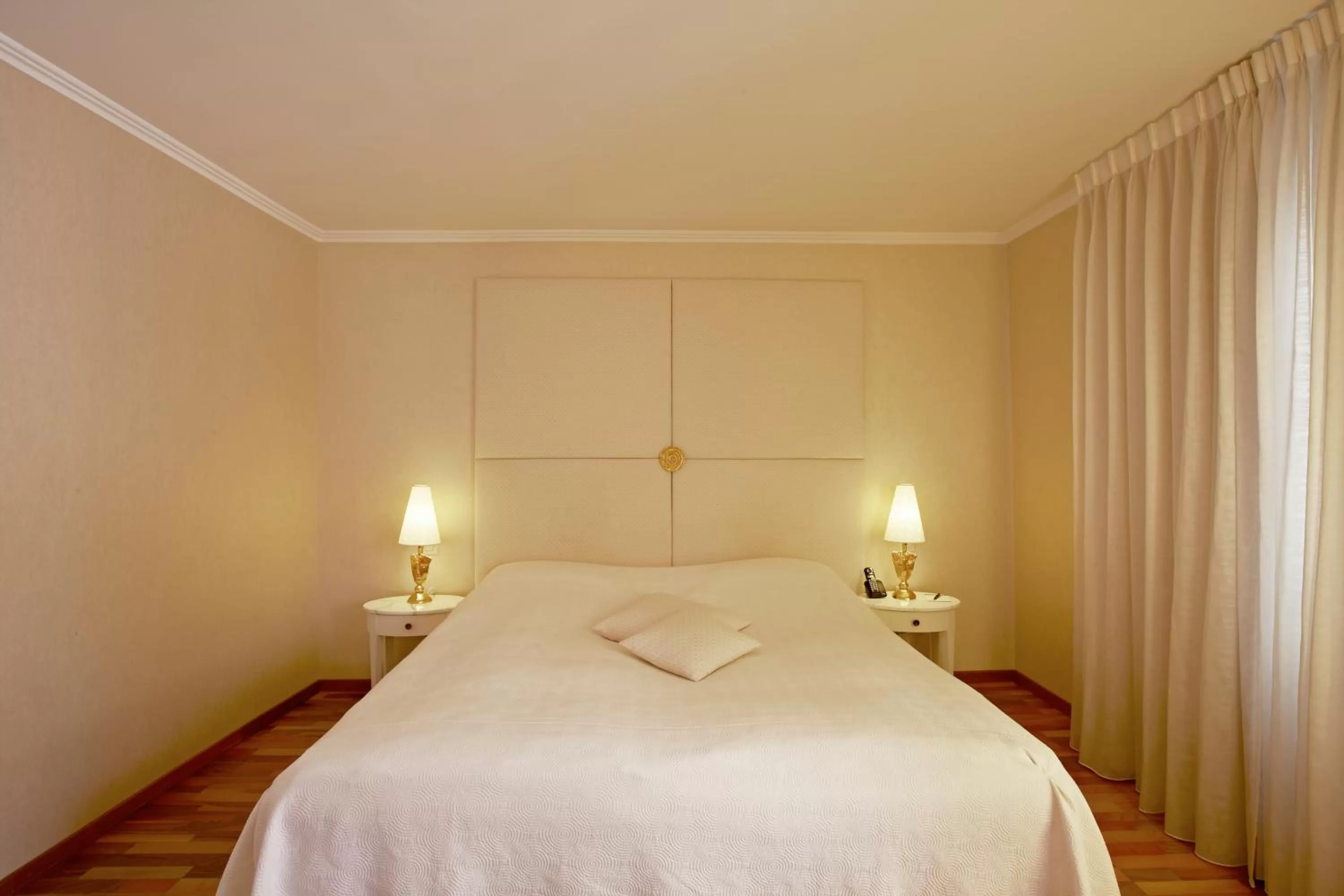 Photo of the whole room, Bed in Hotel des Balances