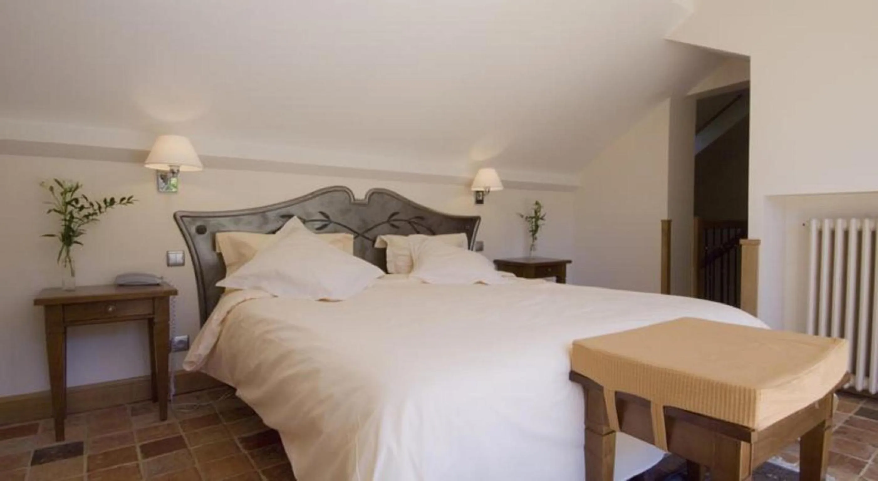 Bed in Hotel De France