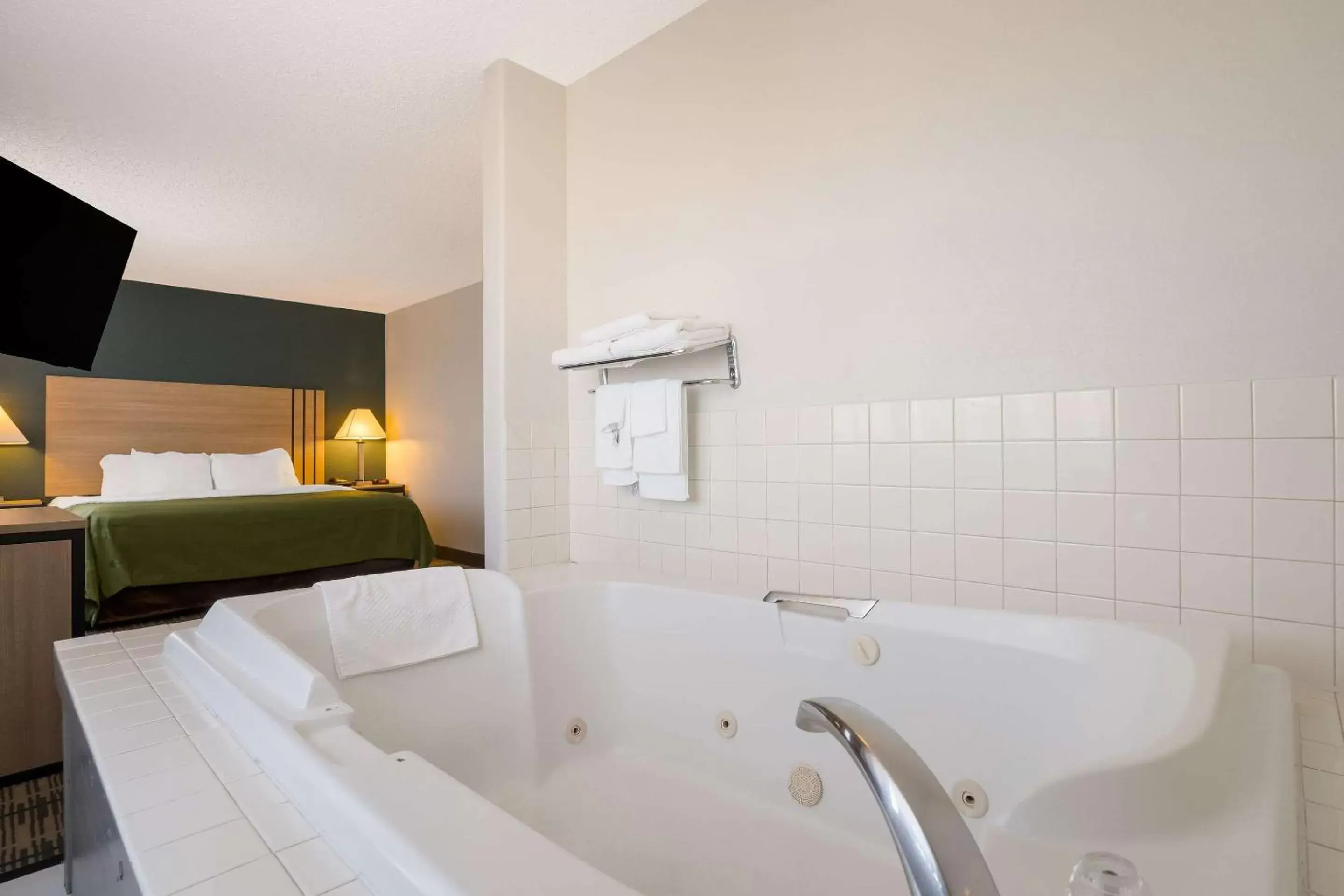 Bedroom, Bathroom in Quality Inn Brighton