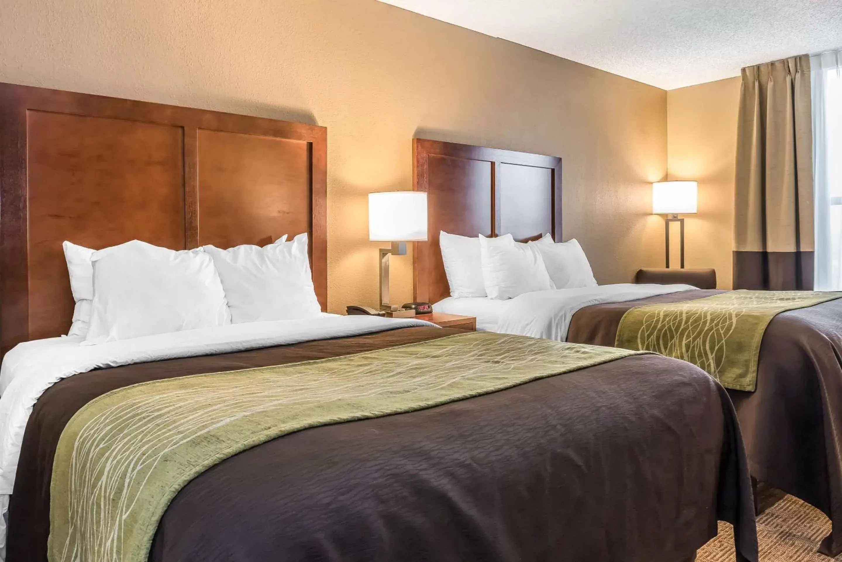Photo of the whole room, Bed in Comfort Inn & Suites Piqua-Near Troy-I75