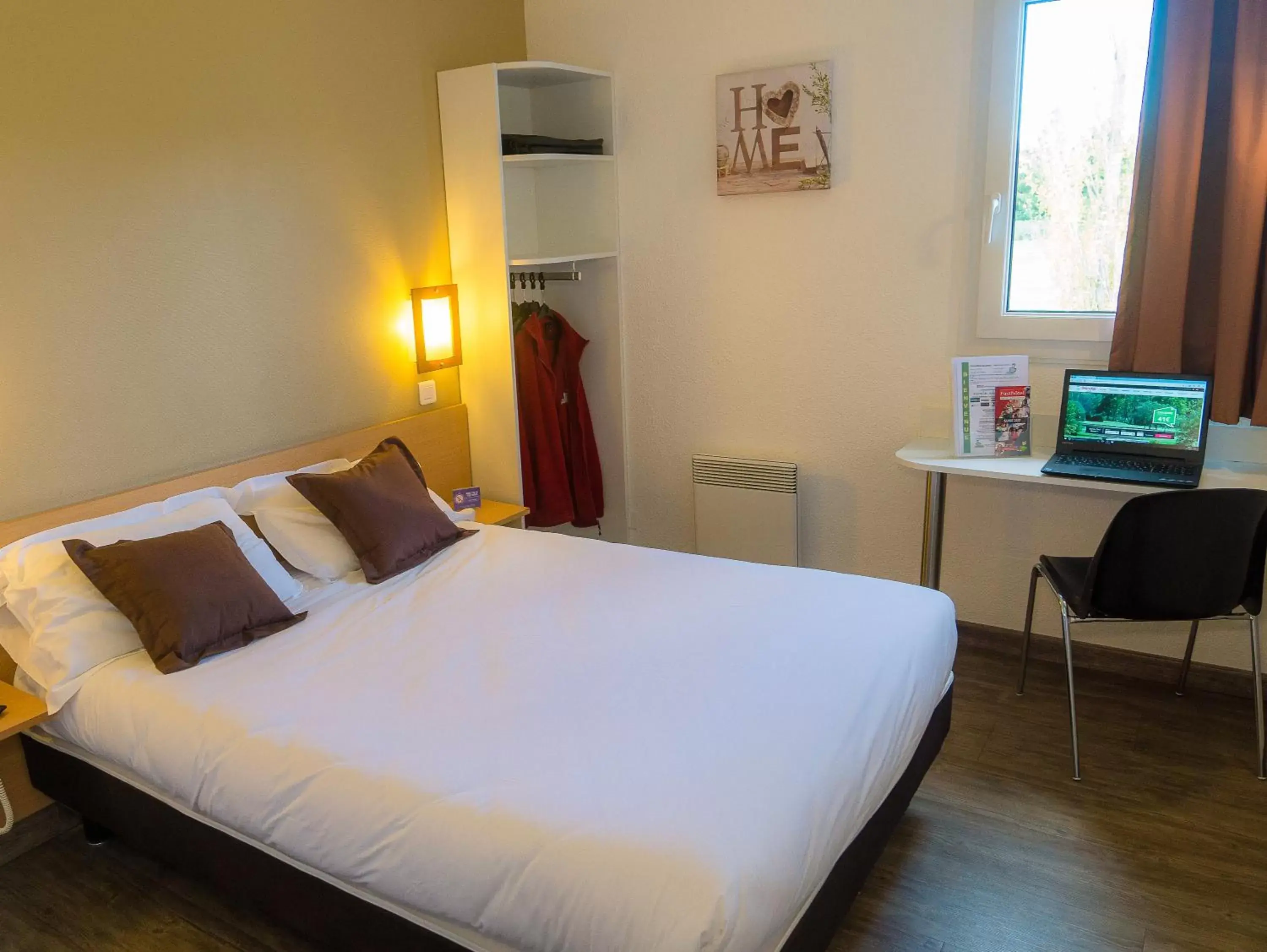 Photo of the whole room, Bed in Fasthôtel Périgueux