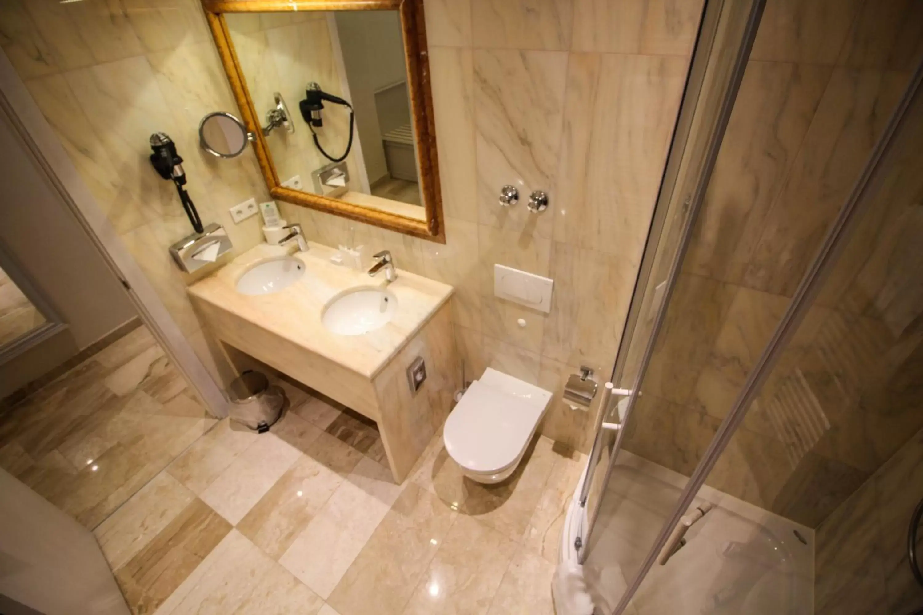 Shower, Bathroom in Grand Hotel Palladium