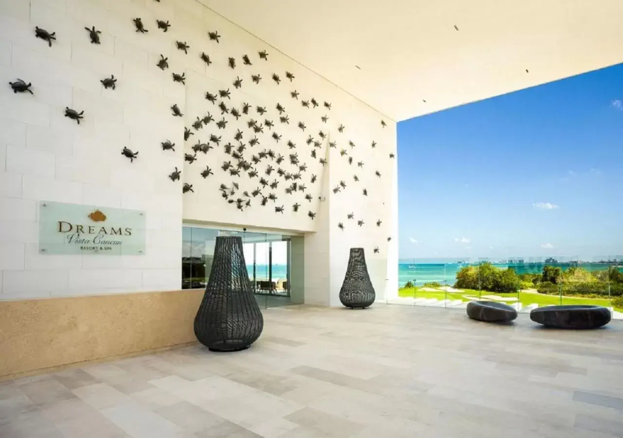 Facade/entrance in Dreams Vista Cancun Golf & Spa Resort