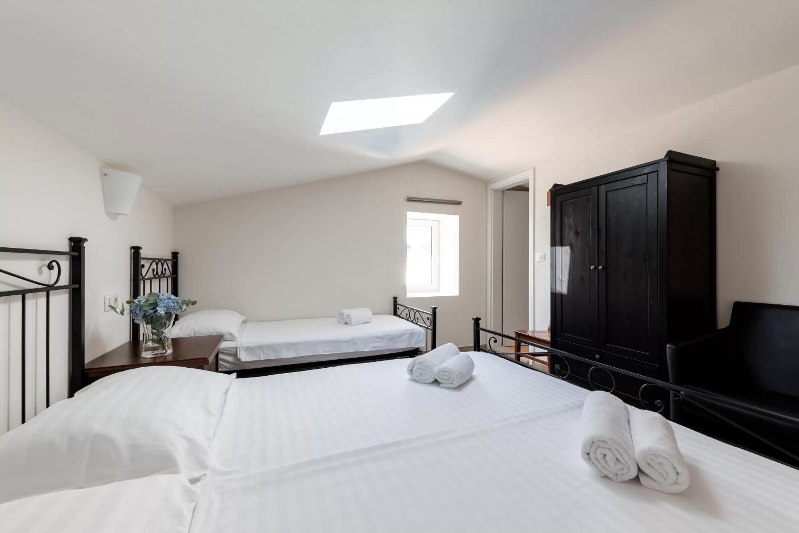 Photo of the whole room, Bed in Miracolo di Mare Retro