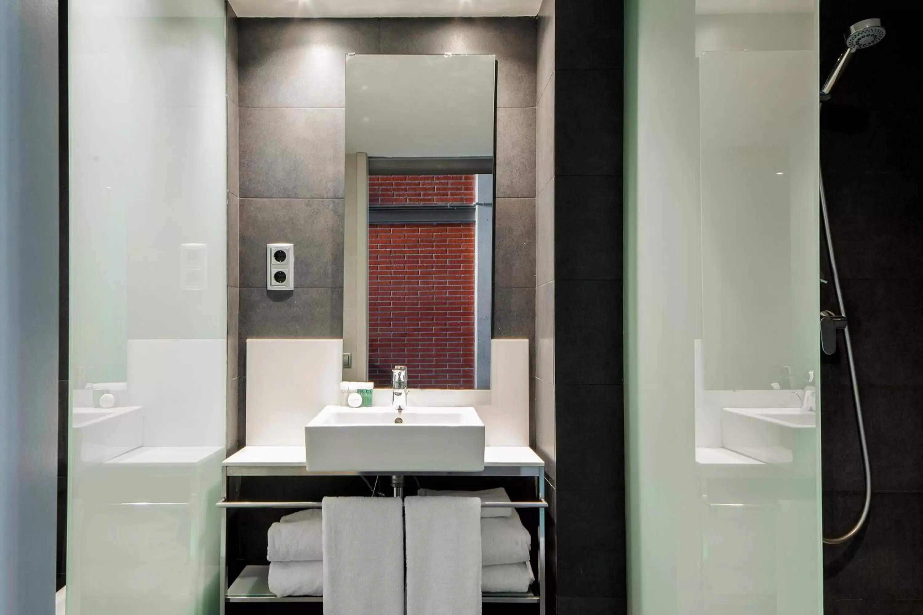Bathroom in Barcelona Apartment Republica