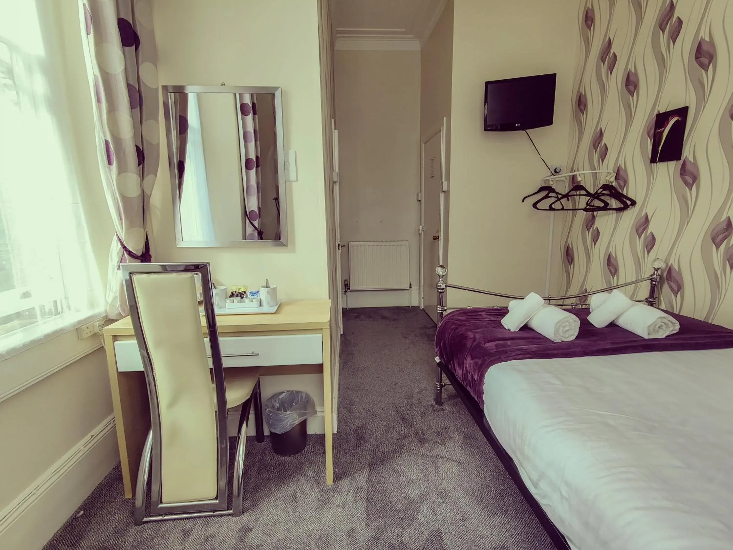 Bedroom, Bed in Wentworth House - Free Parking