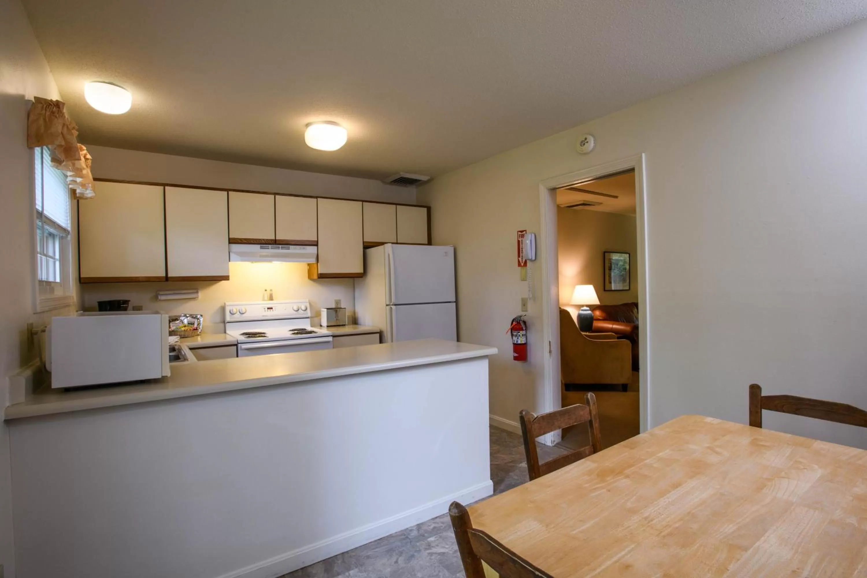Kitchen or kitchenette, Bed in The Harraseeket Inn & Event House Freeport Downtown