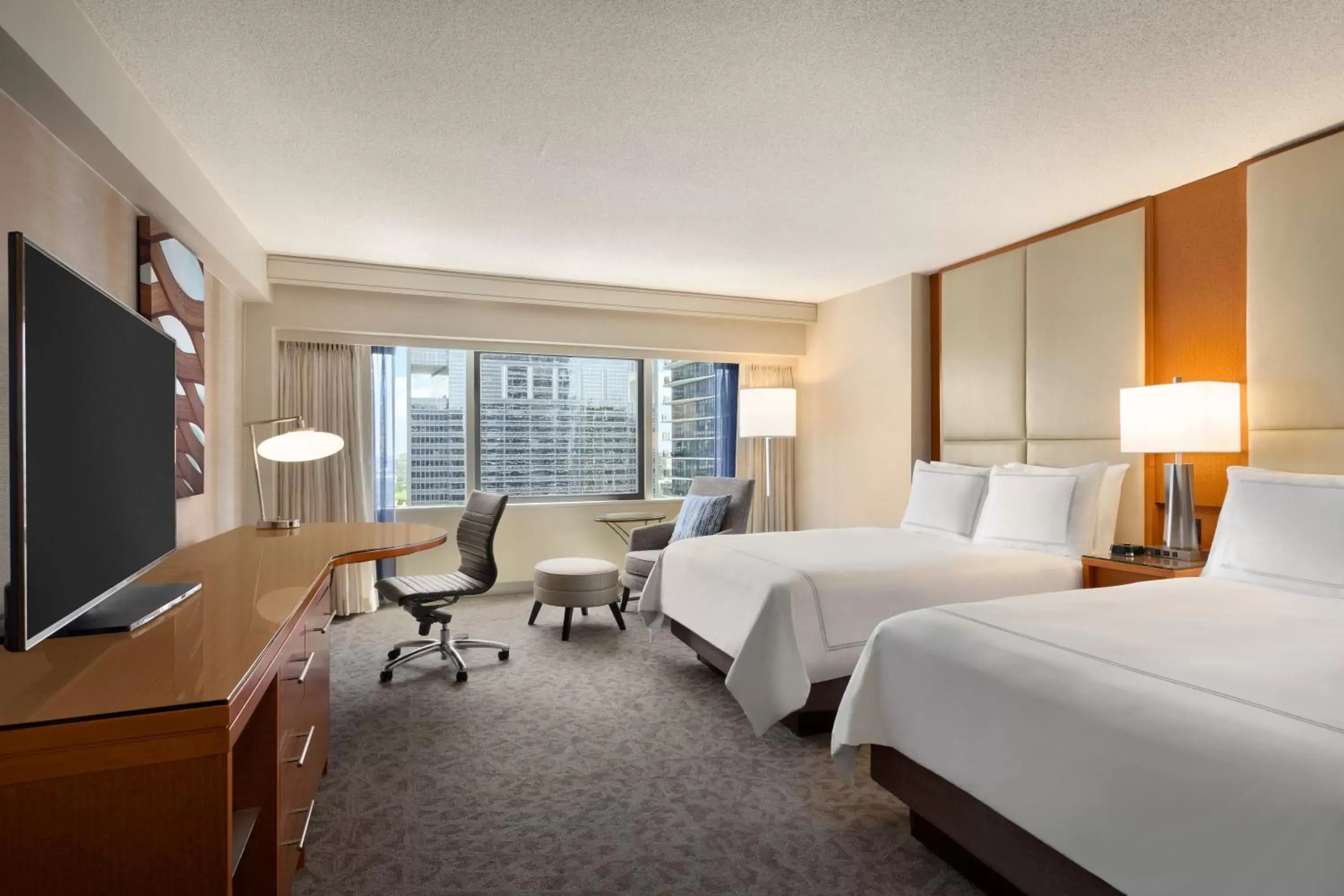 Photo of the whole room in Swissotel Chicago