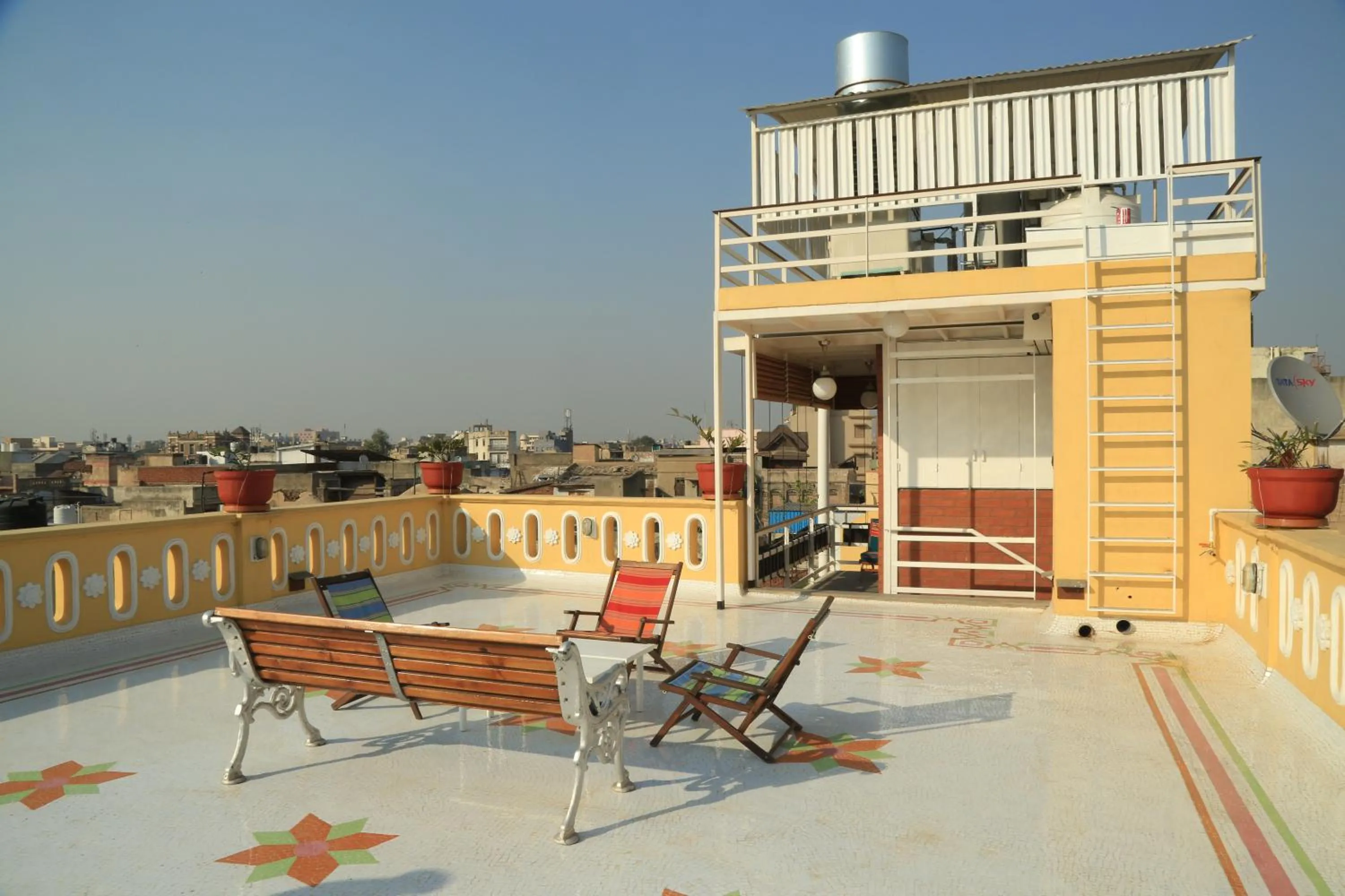 Balcony/Terrace in Mangaldas Ni Haveli II by The House of MG