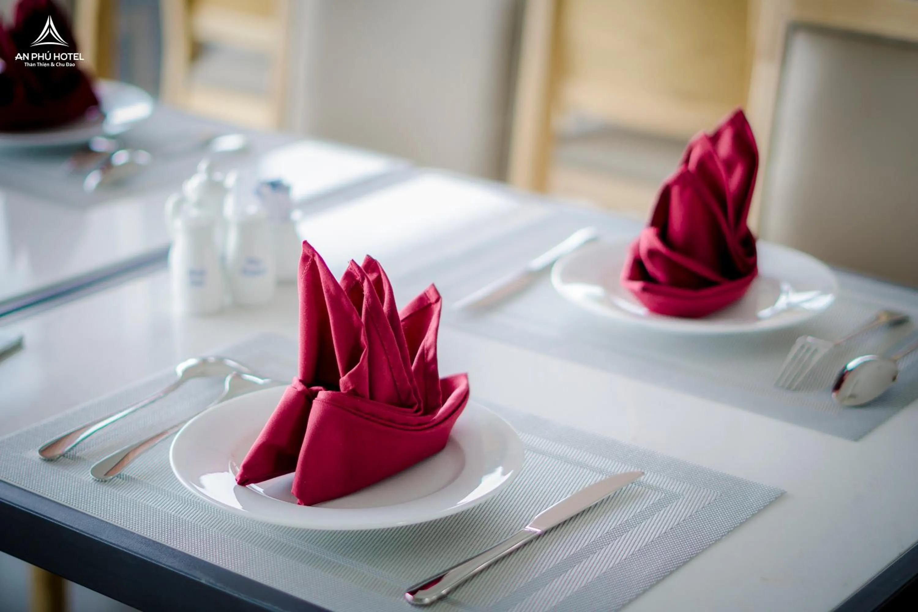 Restaurant/places to eat in An Phu Hotel