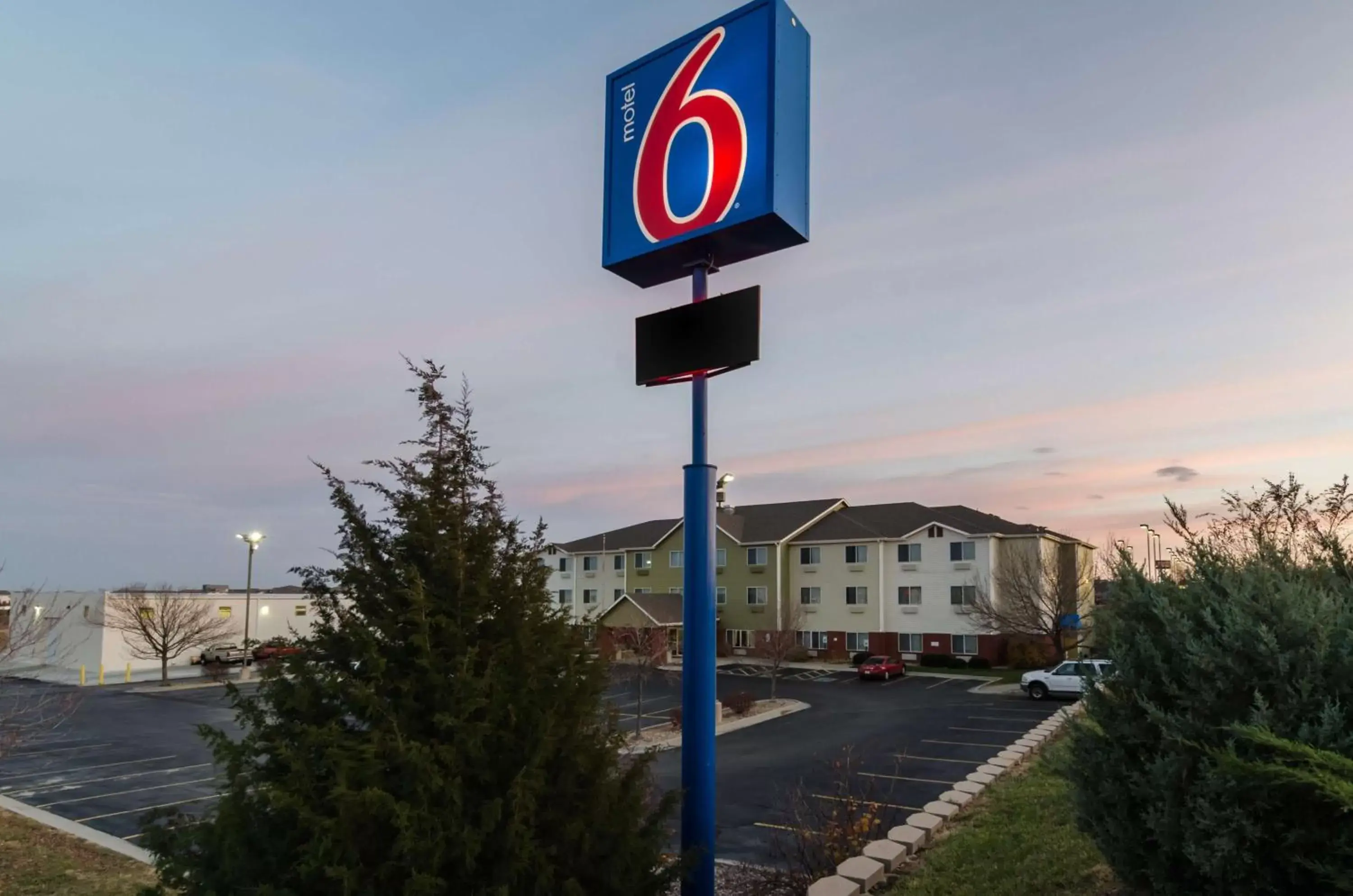 Property building in Motel 6-Lincoln, NE