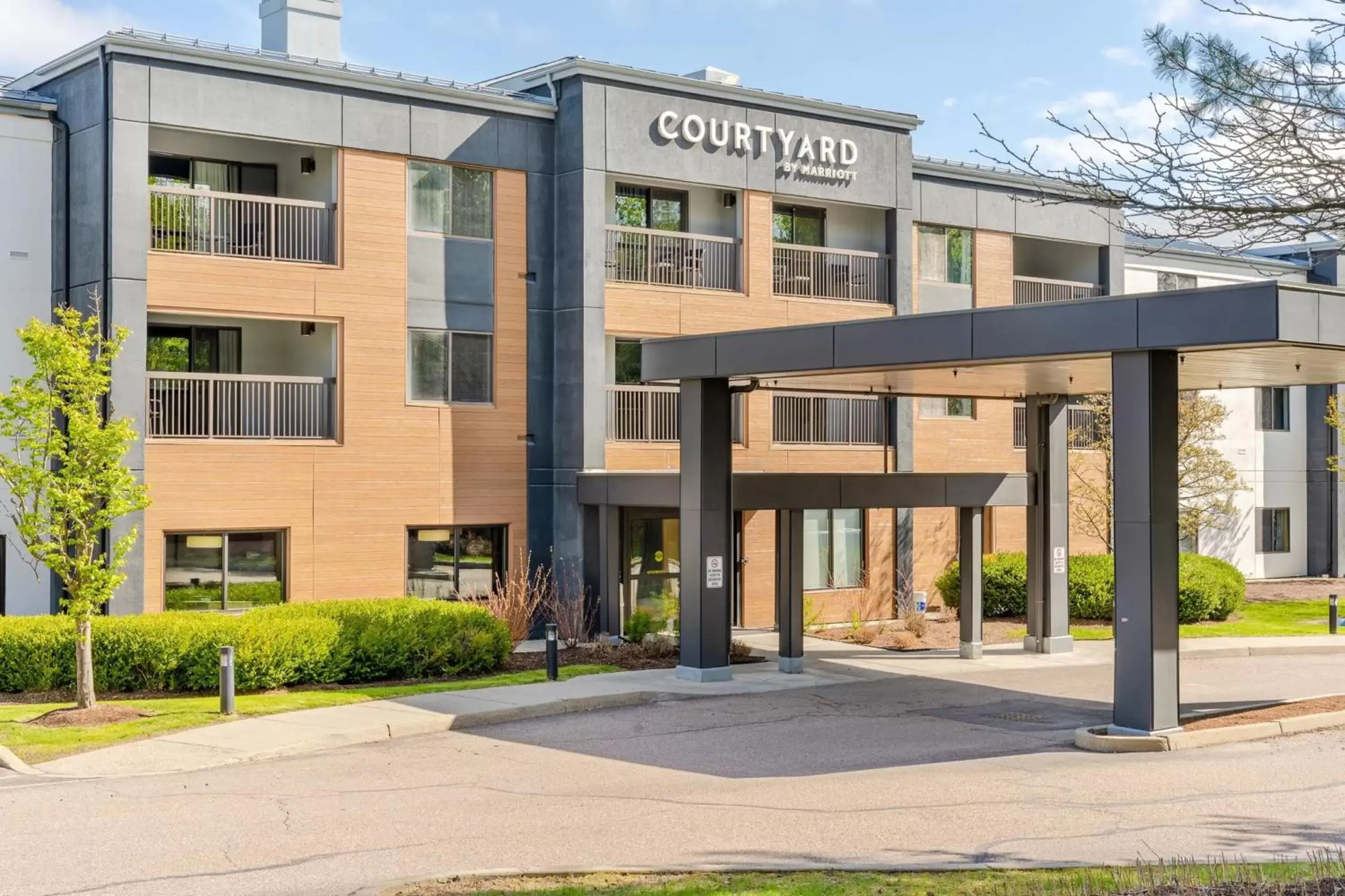 Facade/entrance, Property Building in Courtyard Burlington Williston