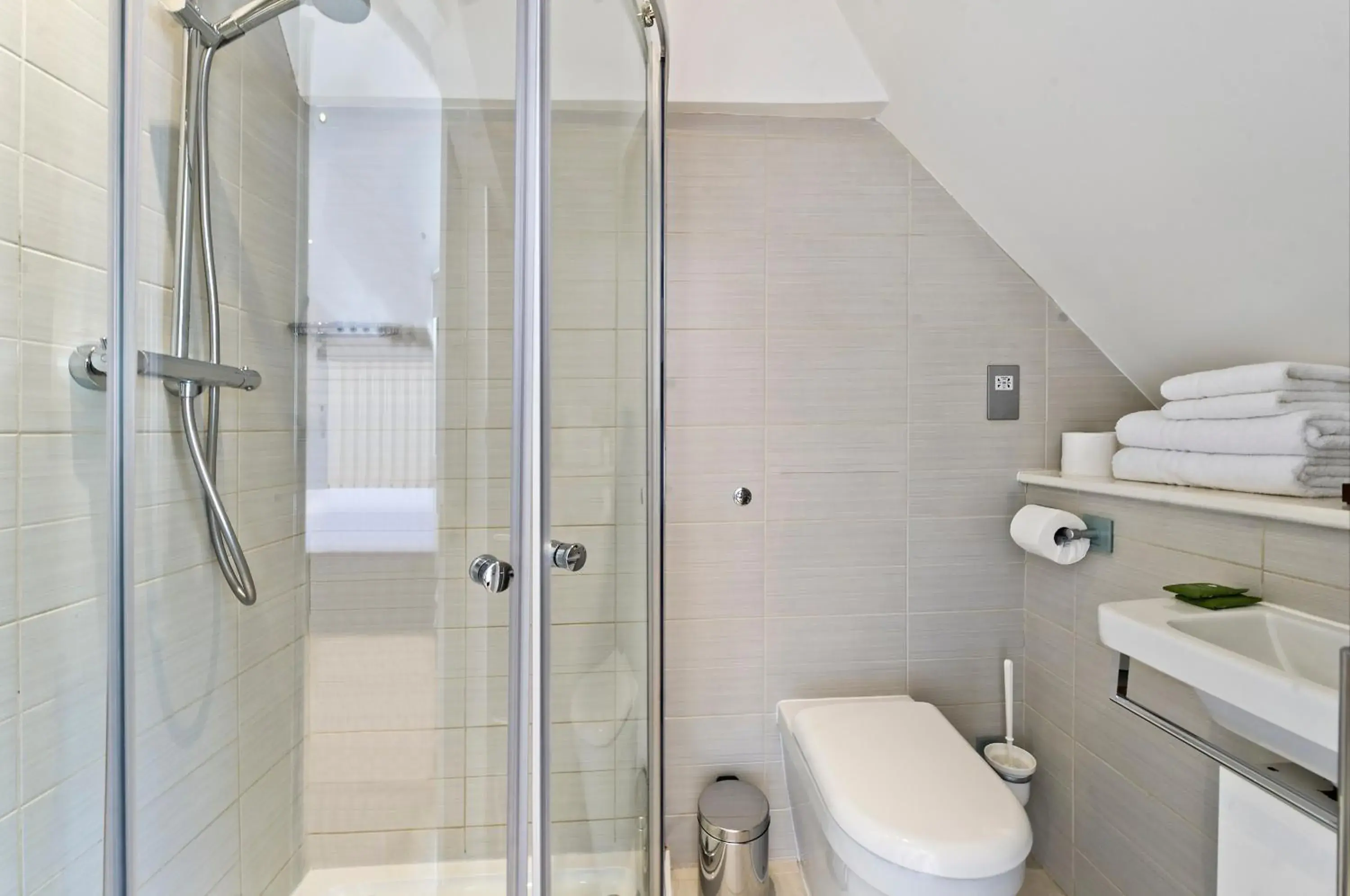 Shower, Bathroom in Red Lion Court by City2Stay