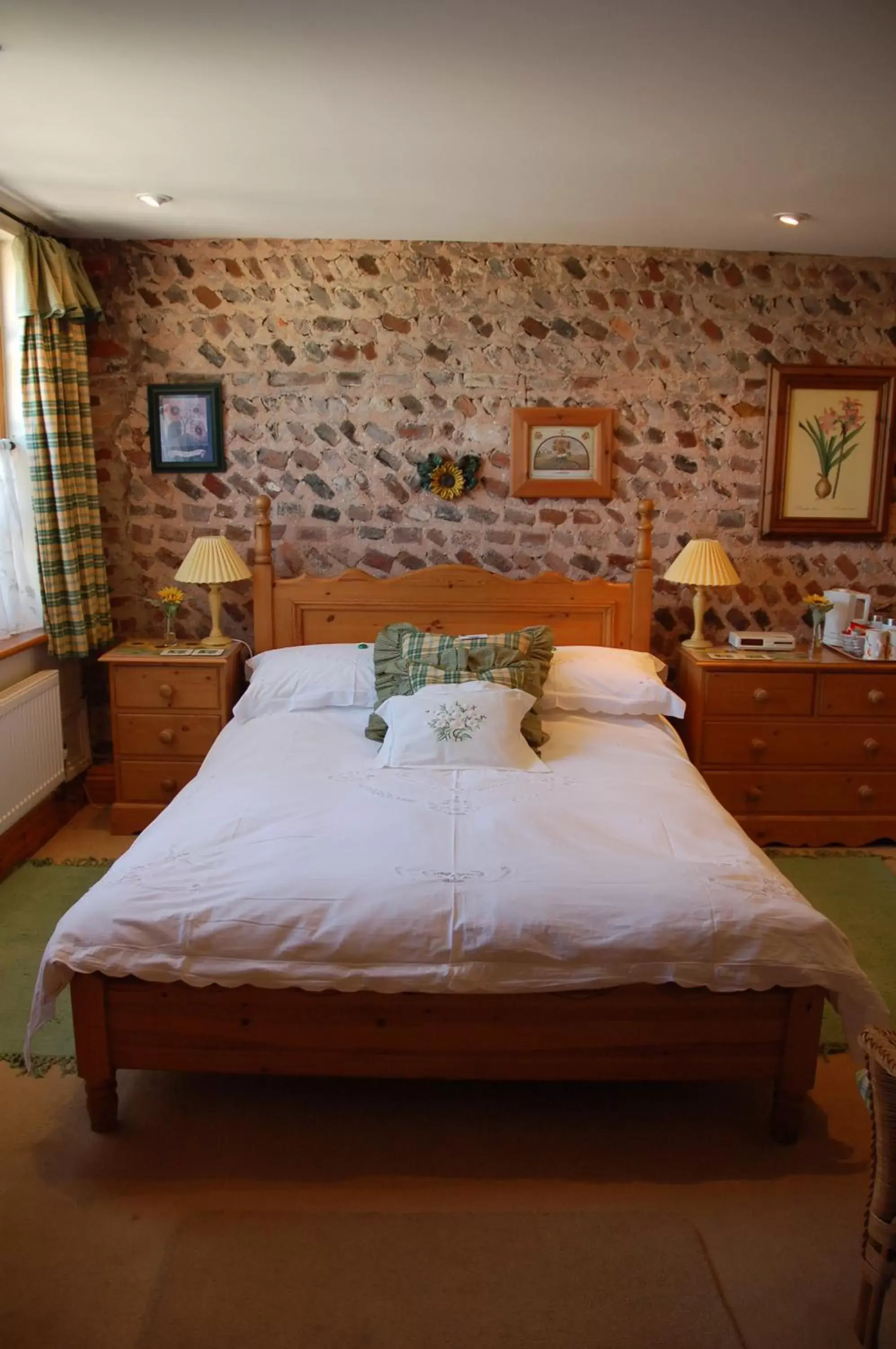 Photo of the whole room, Bed in Clayton Wickham Farmhouse