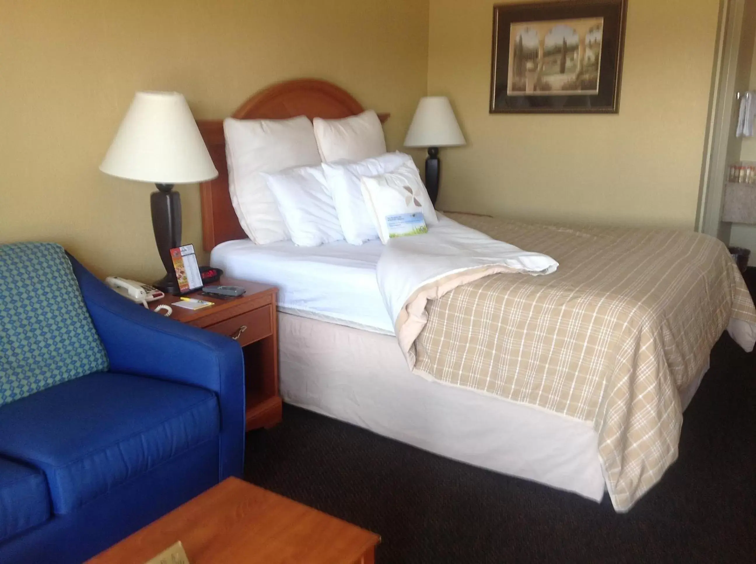 Bedroom, Bed in Days Inn by Wyndham Destin