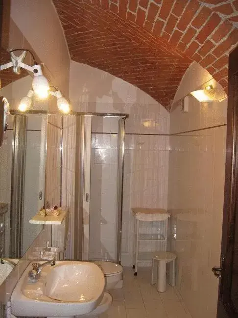 Shower, Bathroom in Residenza Del Lago