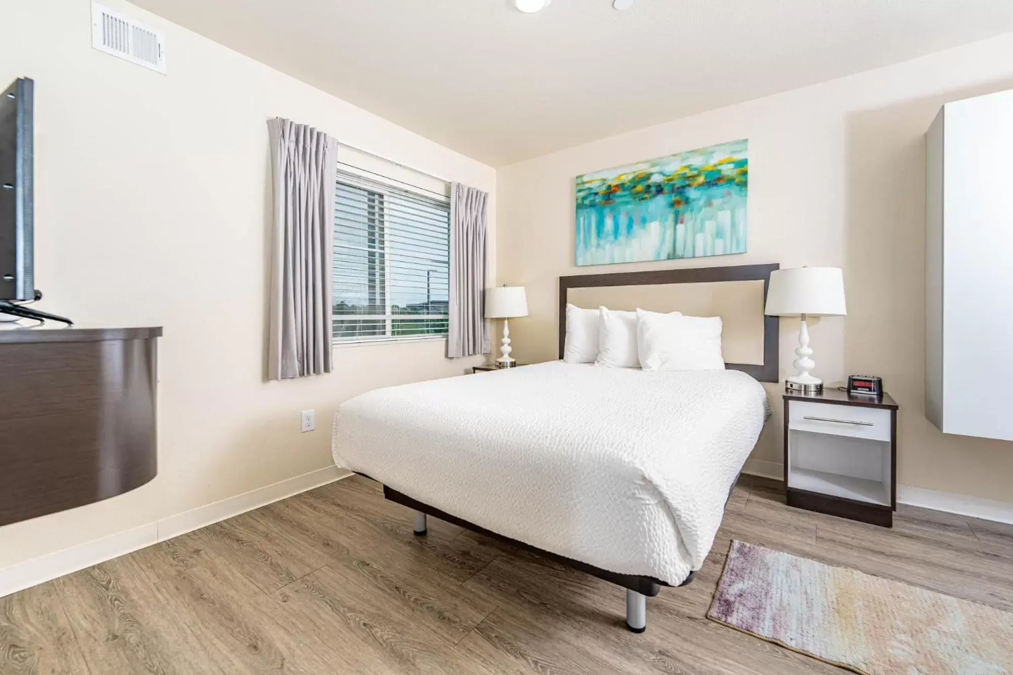 Bedroom, Bed in Soka Suites Dallas - Las Colinas