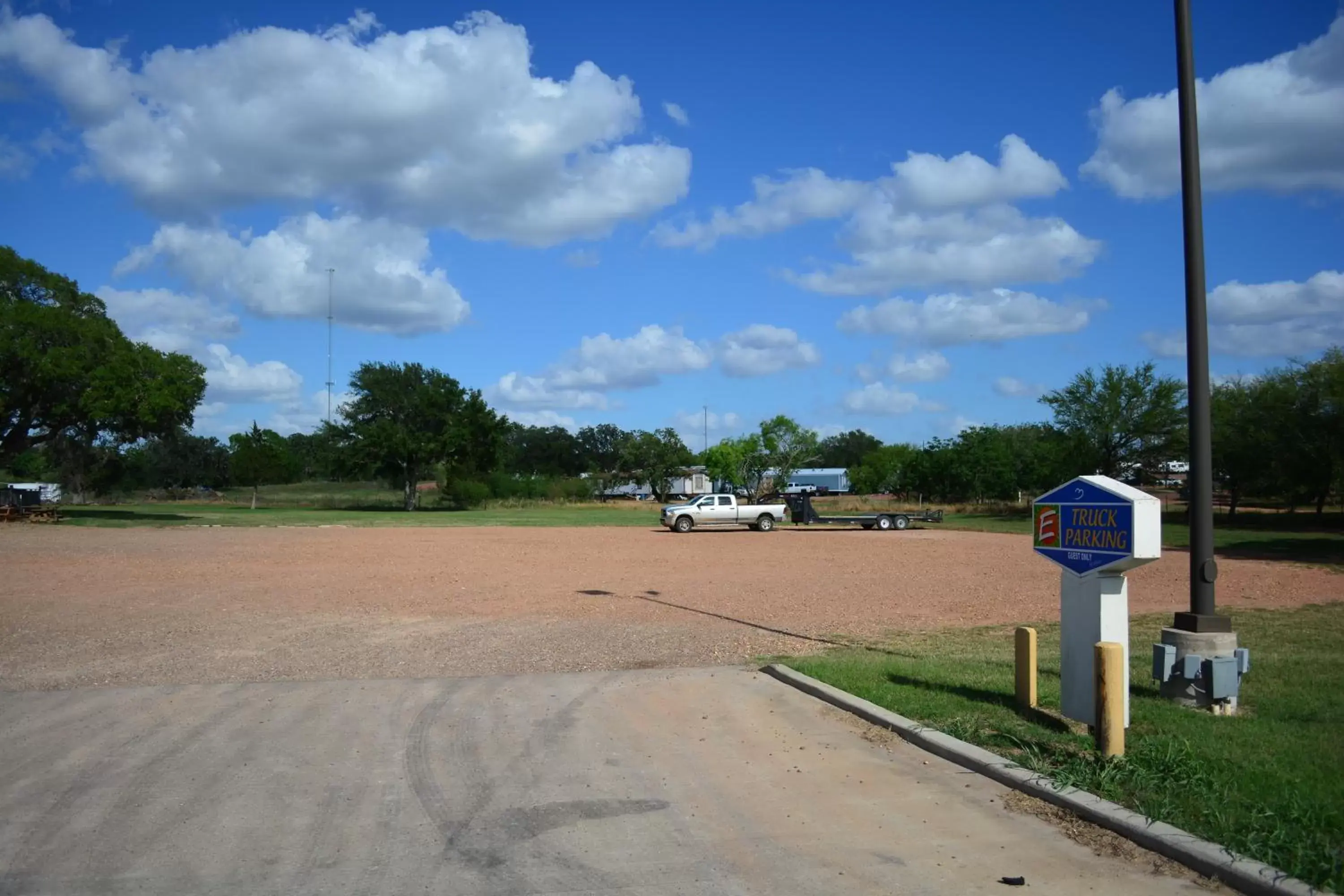 Area and facilities in Executive Inn & Suites Cuero