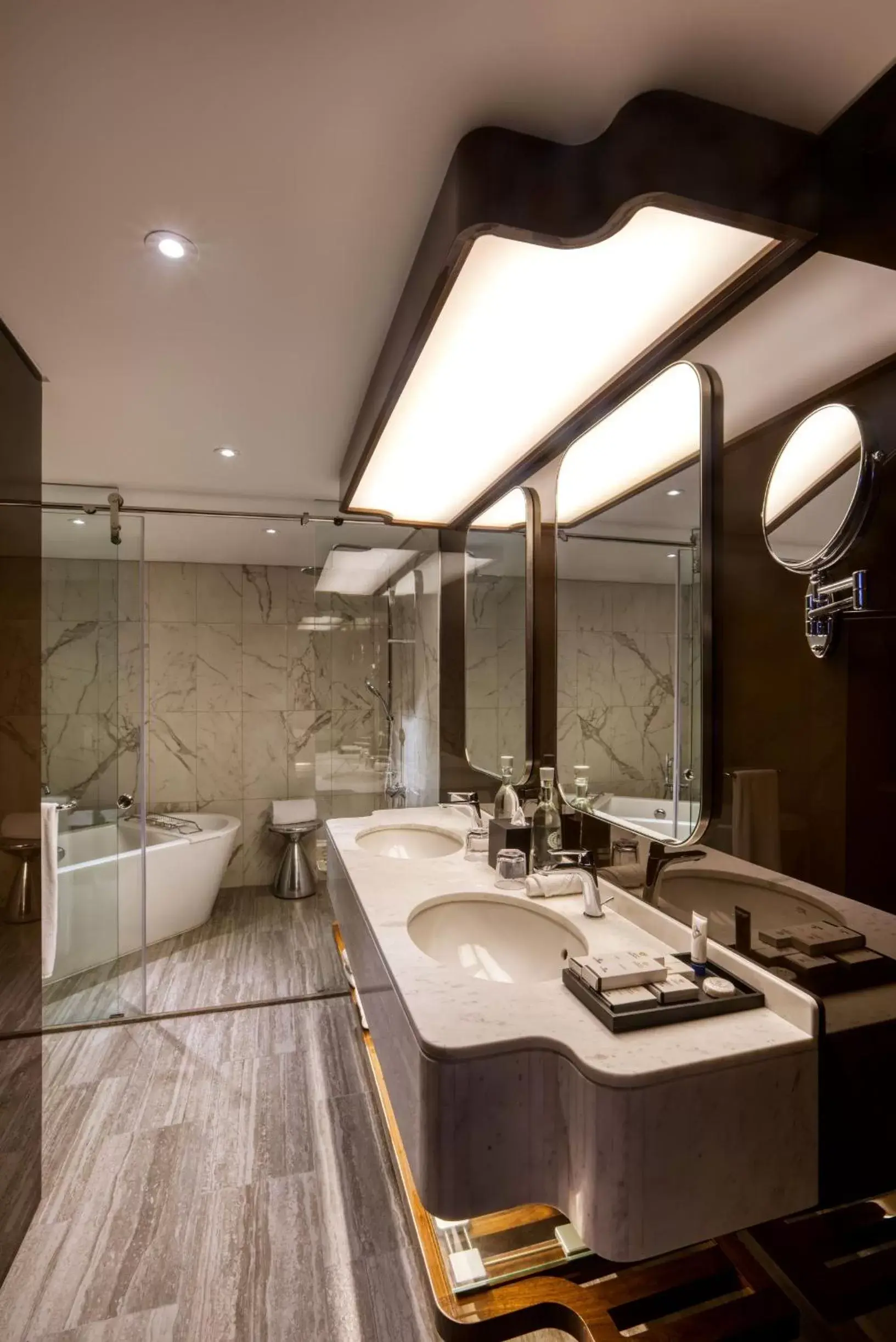 Shower, Bathroom in Queen Elizabeth 2 Hotel
