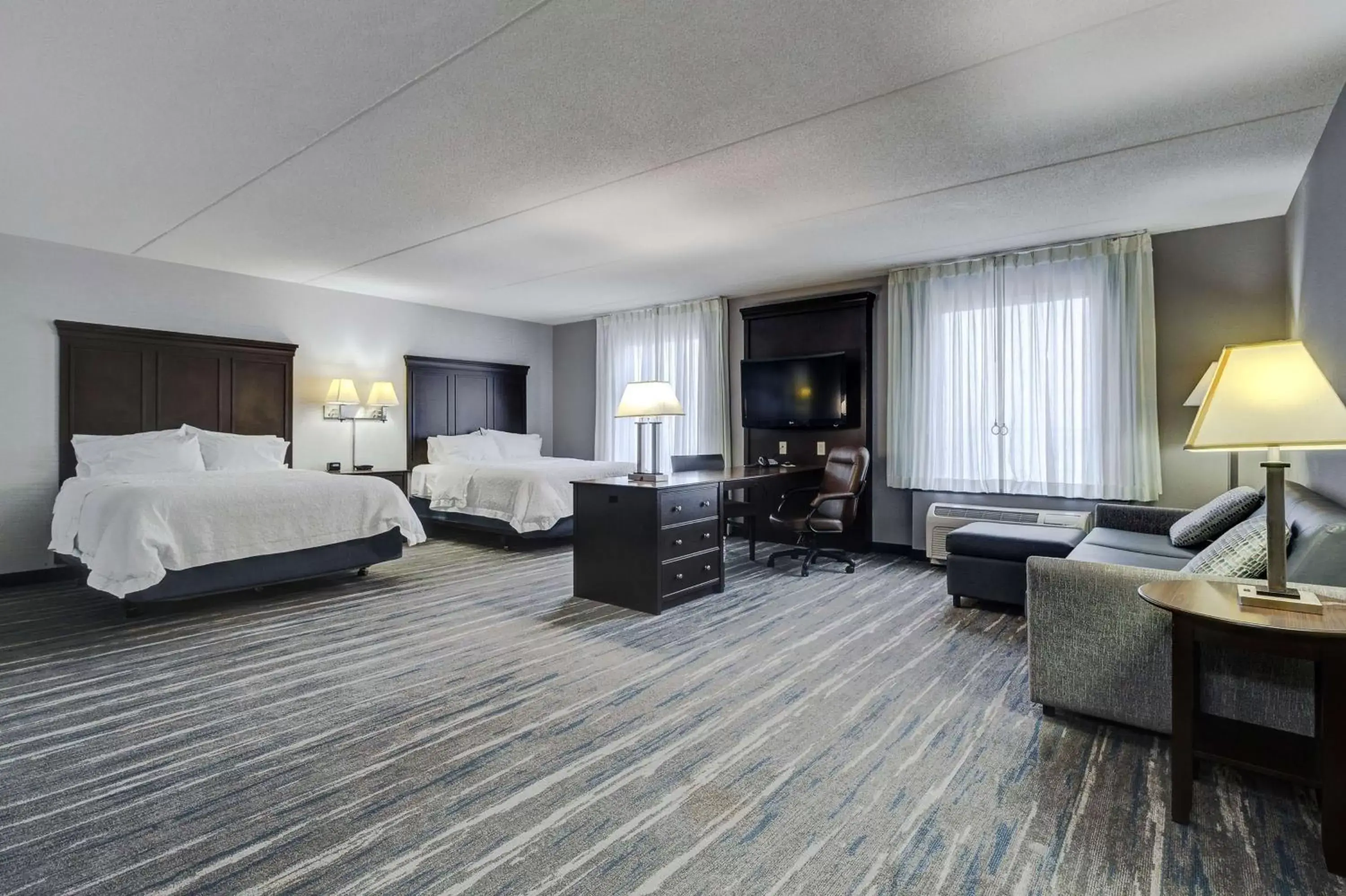 Bedroom in Hampton Inn & Suites by Hilton Brantford