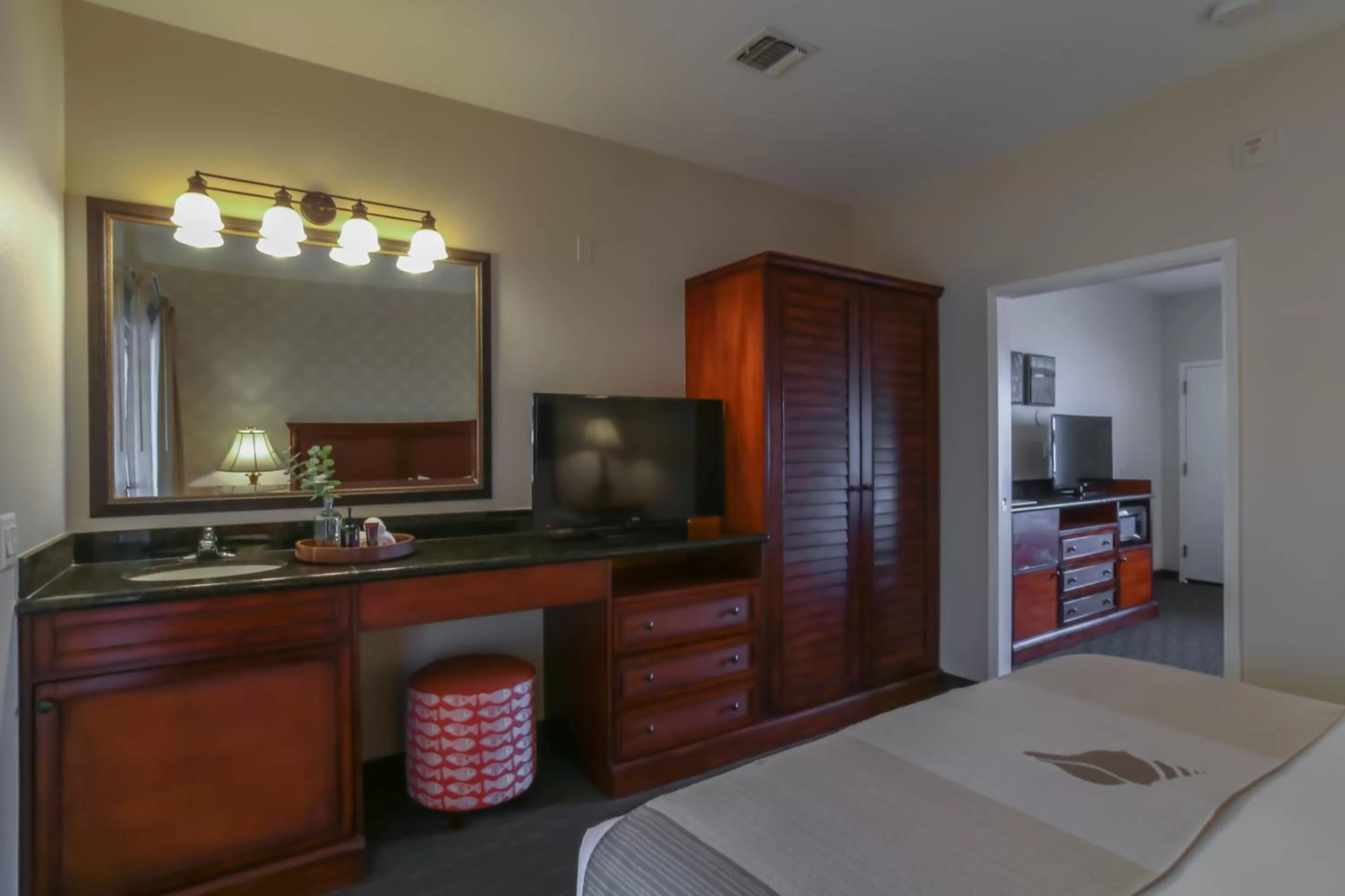 Living room, Bed in Oxford Suites Pismo Beach