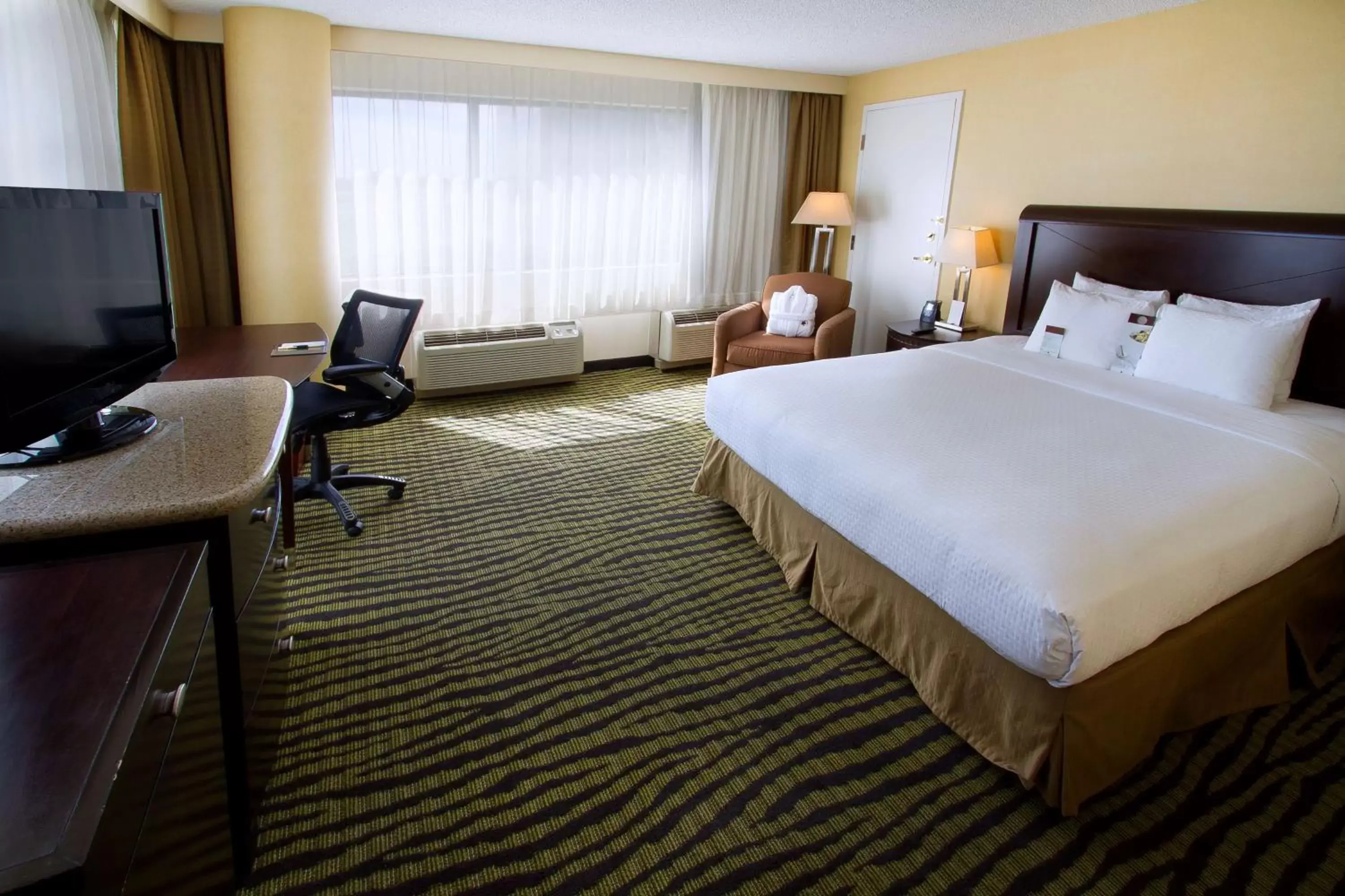 Bed in DoubleTree by Hilton Orange County Airport