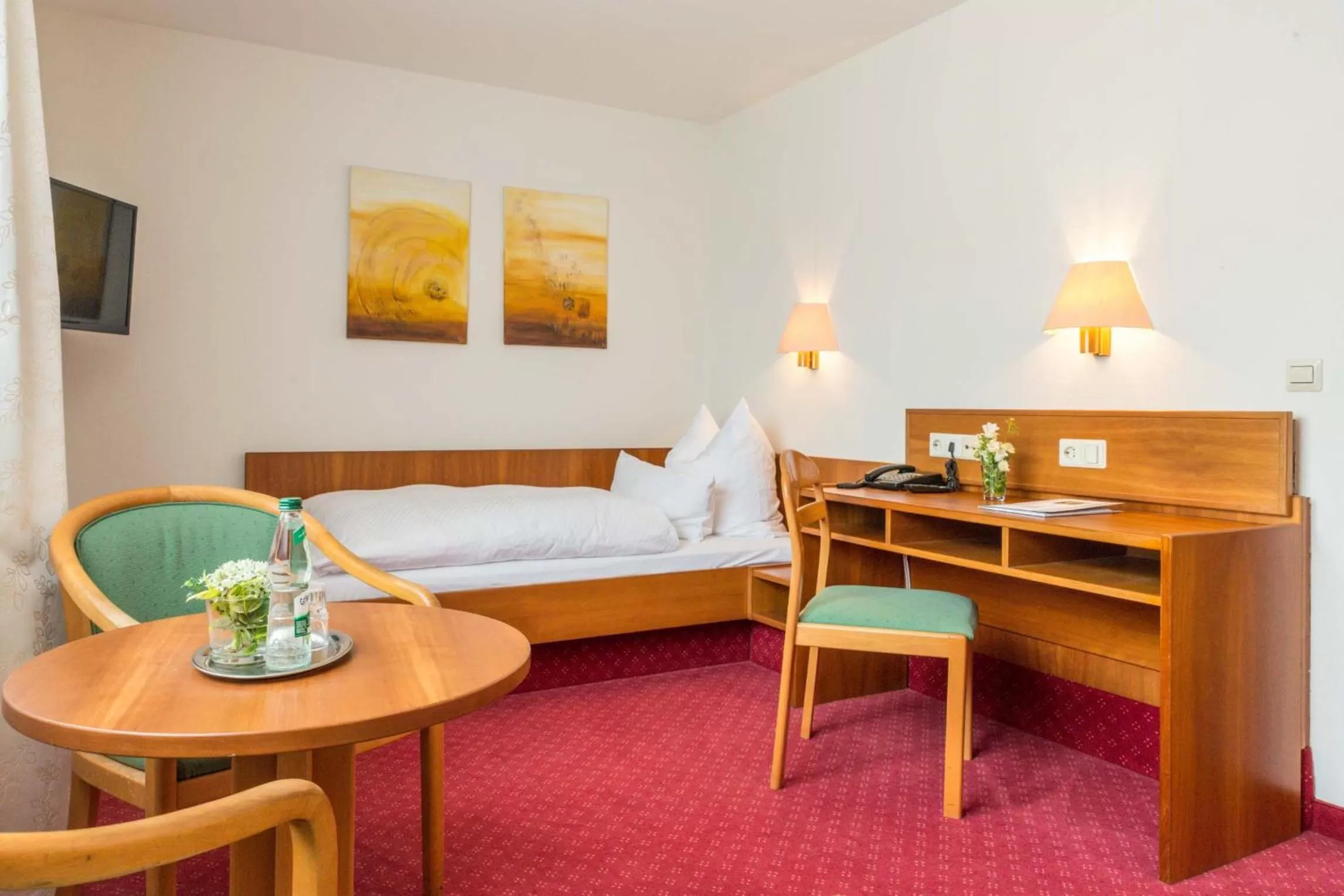 Photo of the whole room, Bed in Mayers Waldhorn - zwischen Reutlingen und Tübingen