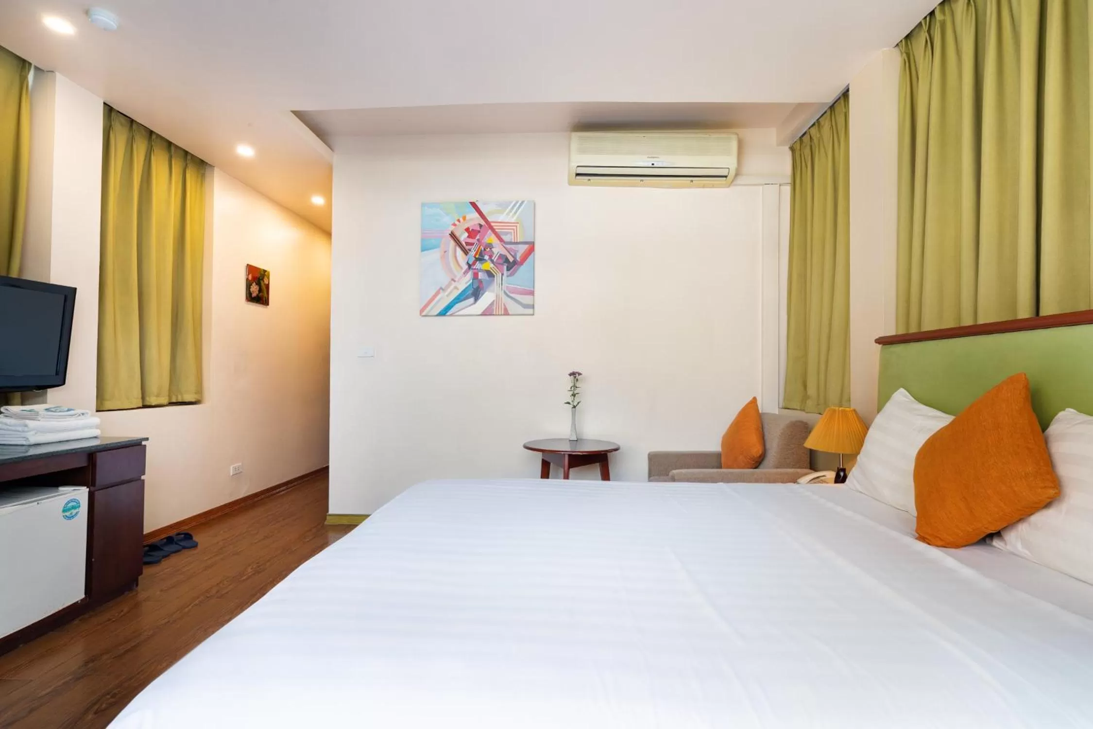 TV and multimedia, Bed in Artisan Lakeview Hotel