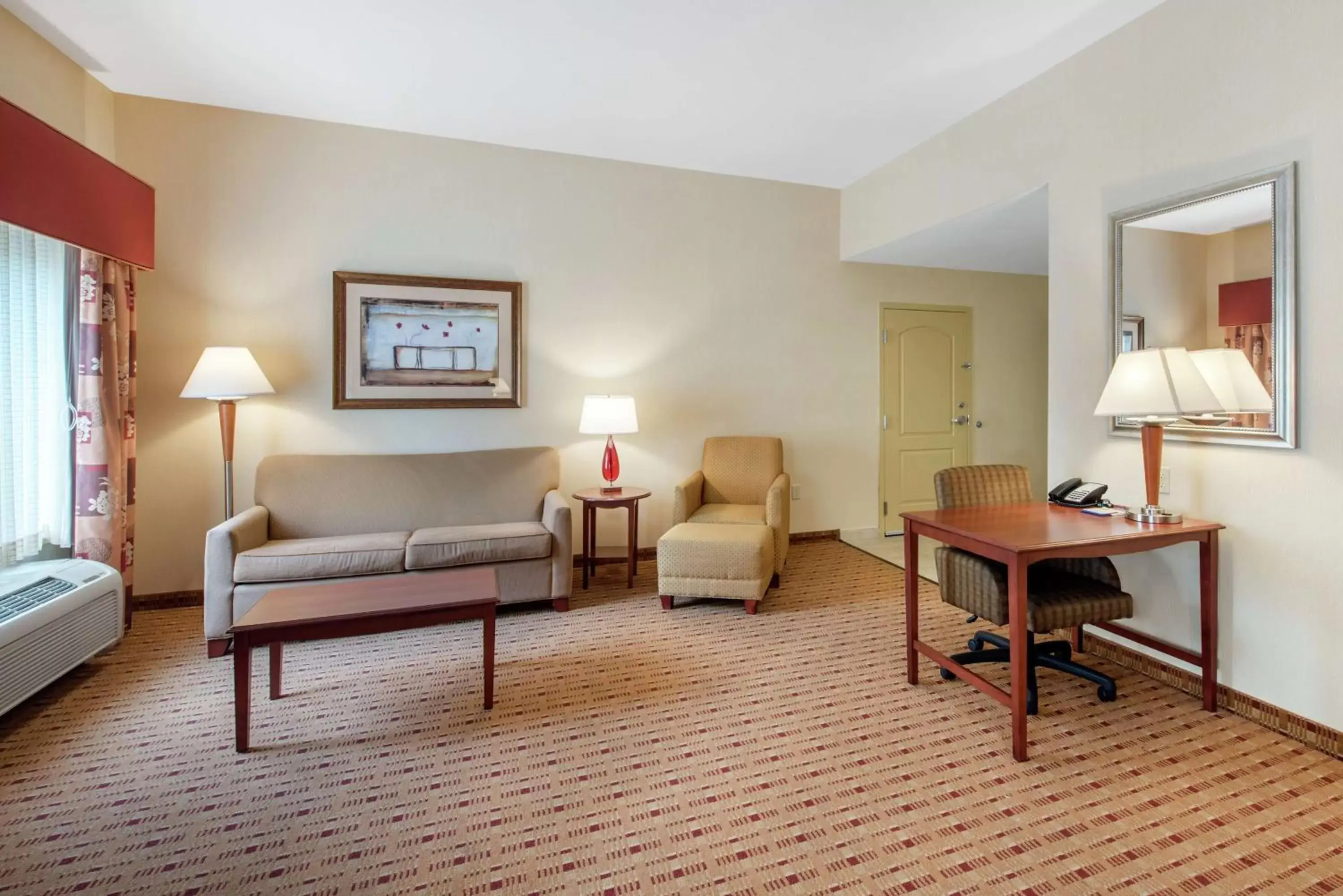 Bedroom, Seating Area in Hampton Inn & Suites Arcata