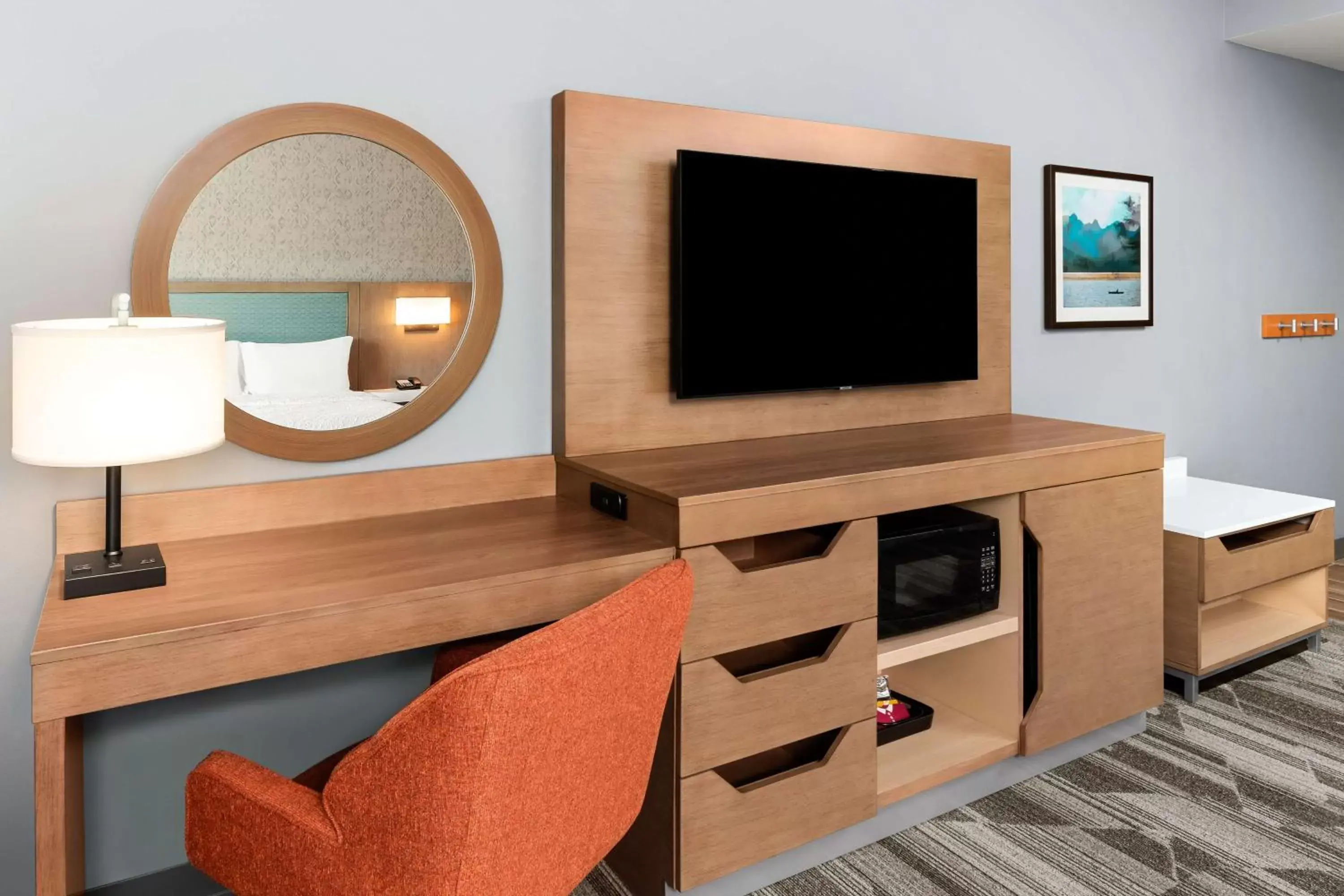 Bedroom, TV/Entertainment Center in Hampton Inn Bellingham Airport, WA