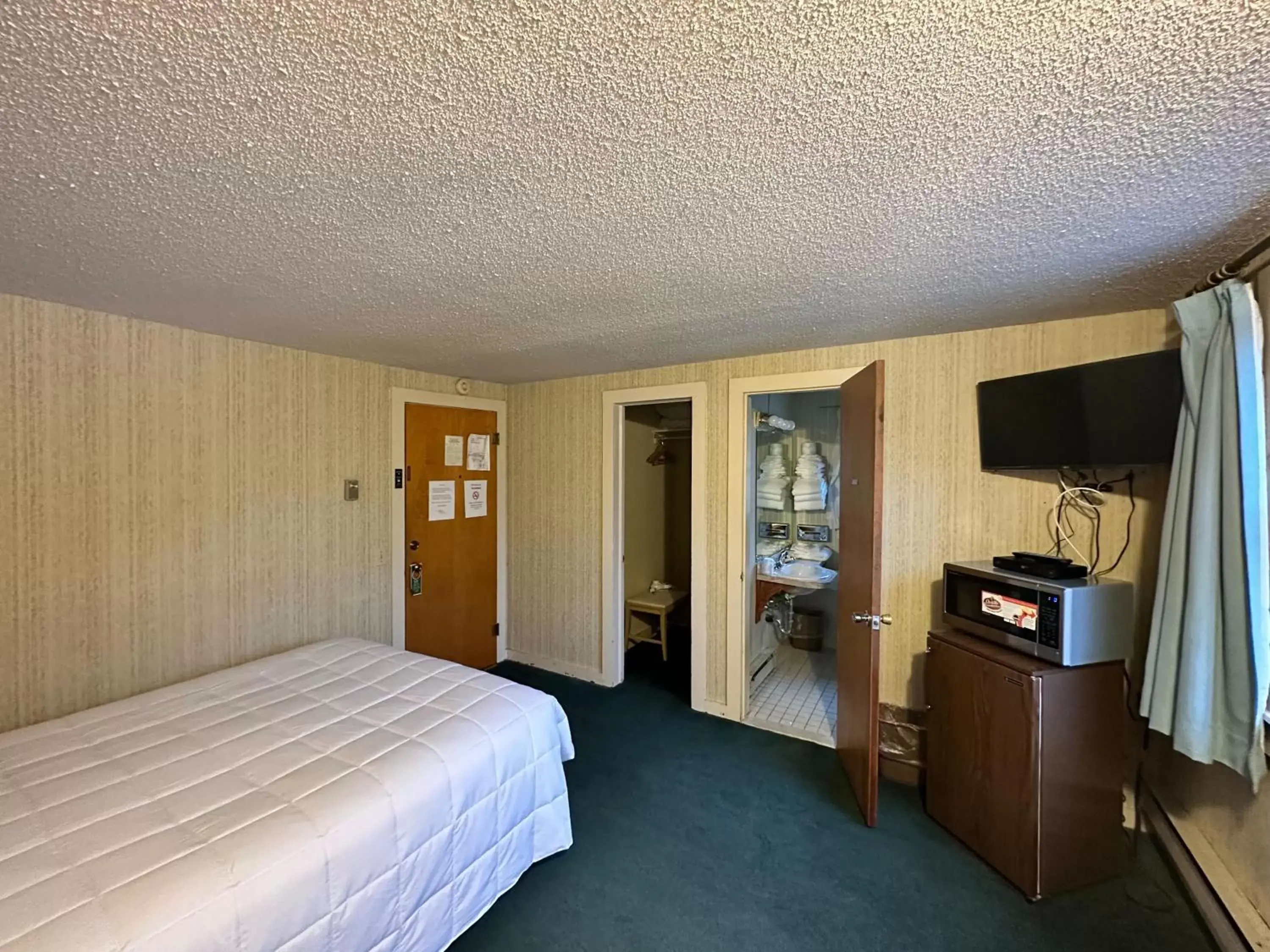 Photo of the whole room, Bed in Maple Leaf Inn Lake Placid