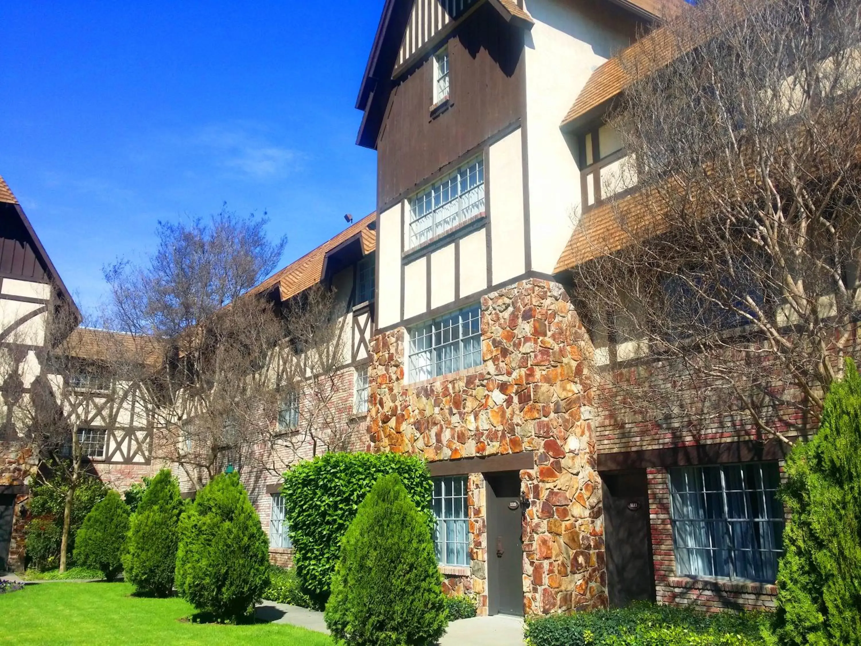 Property building in Anaheim Majestic Garden Hotel Property building in Anaheim Majestic Garden Hotel