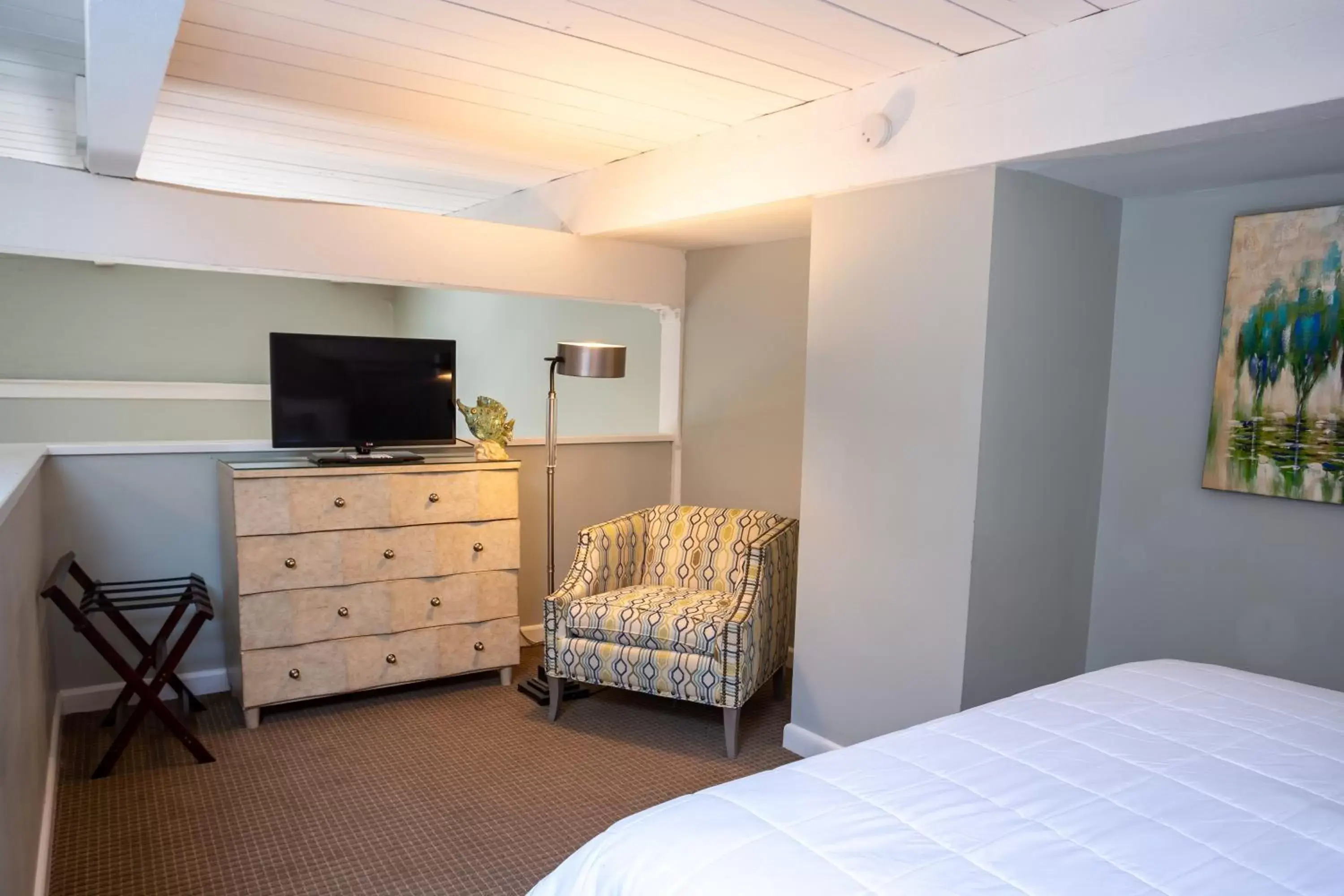 Bedroom, TV/Entertainment Center in Olde Harbour Inn, Historic Inns of Savannah Collection