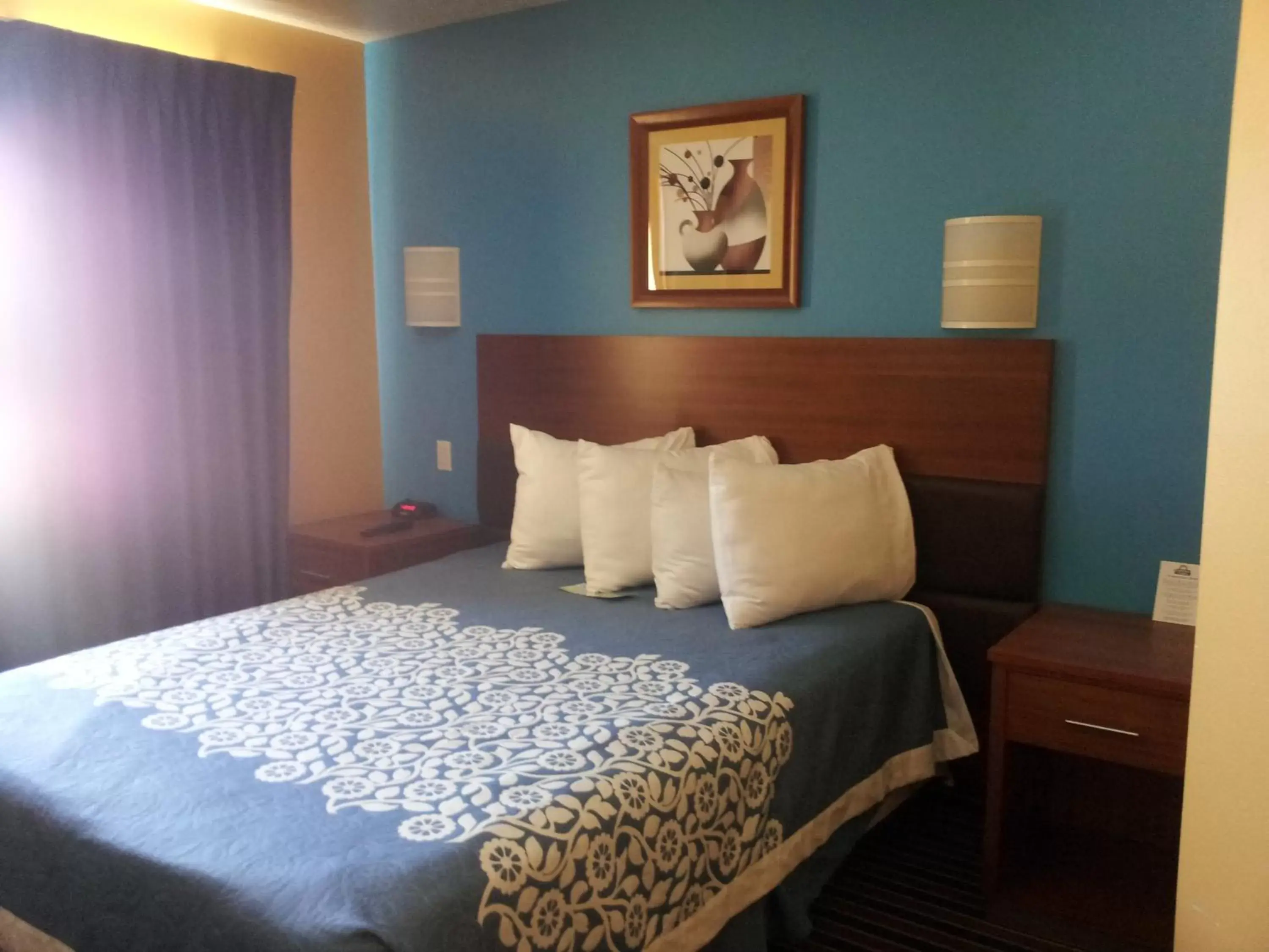 Photo of the whole room, Bed in Days Inn by Wyndham Vernal