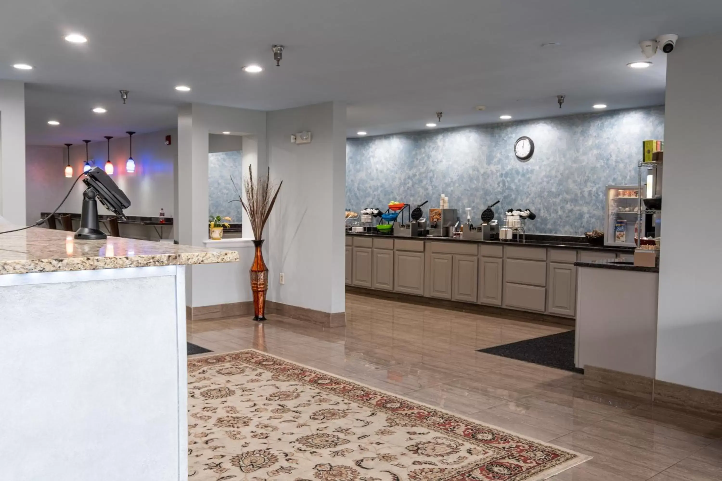 Lobby or reception, Kitchen/Kitchenette in Hilltop Inn & Suites - North Stonington