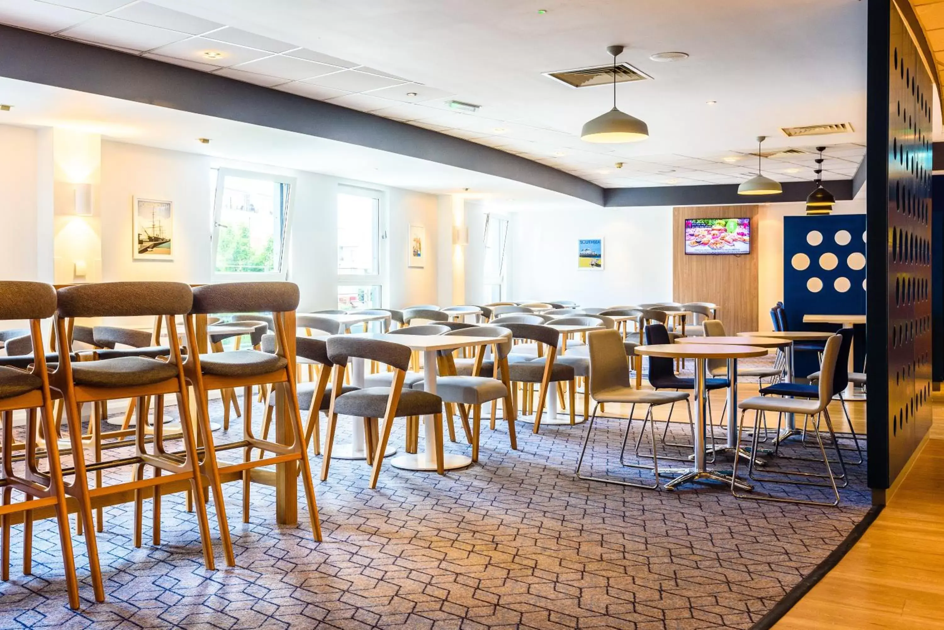 Lounge or bar, Restaurant/Places to Eat in Holiday Inn Express Portsmouth Gunwharf Quays, an IHG Hotel