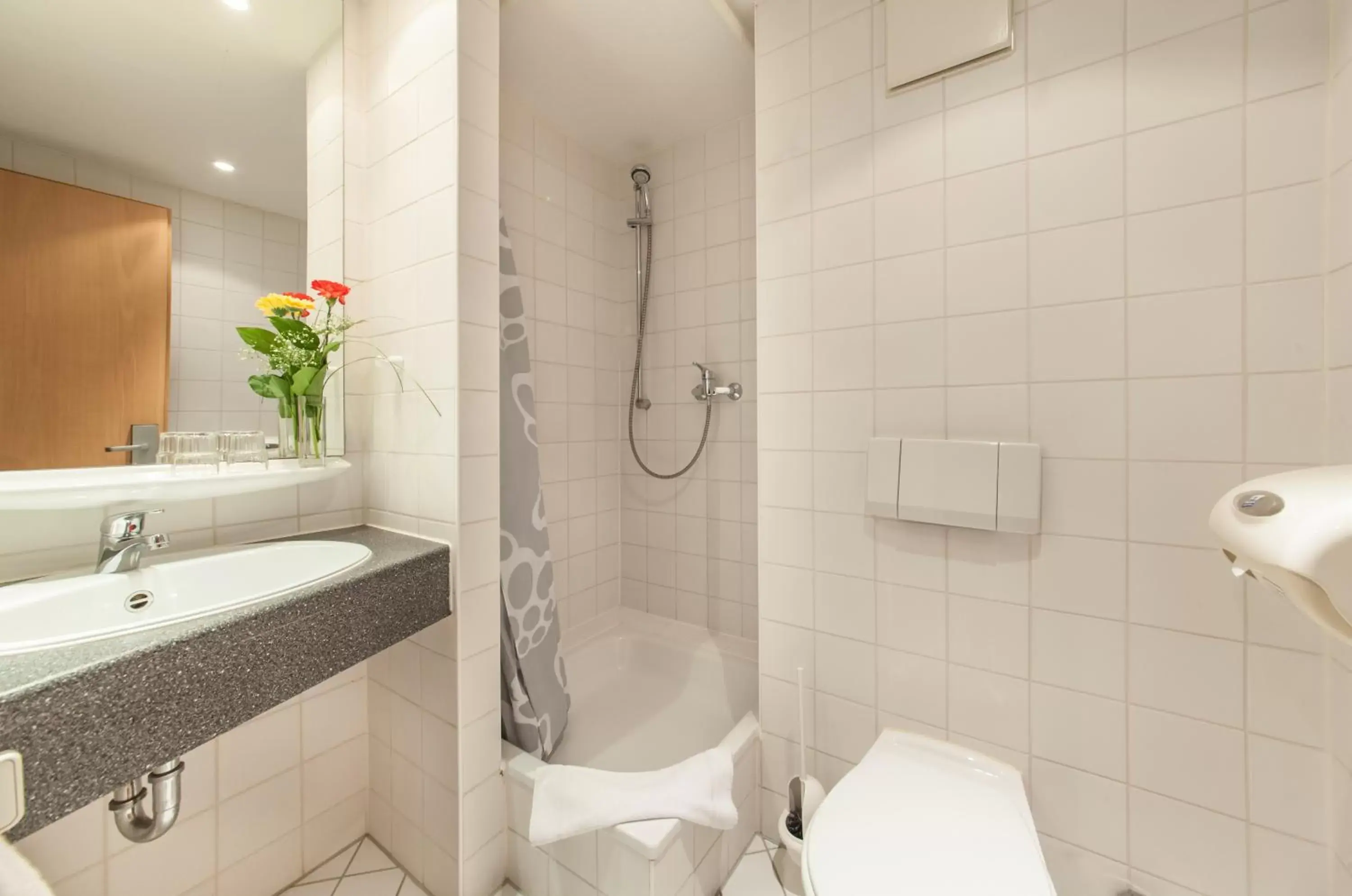 Shower, Bathroom in Novum Hotel Seegraben Cottbus