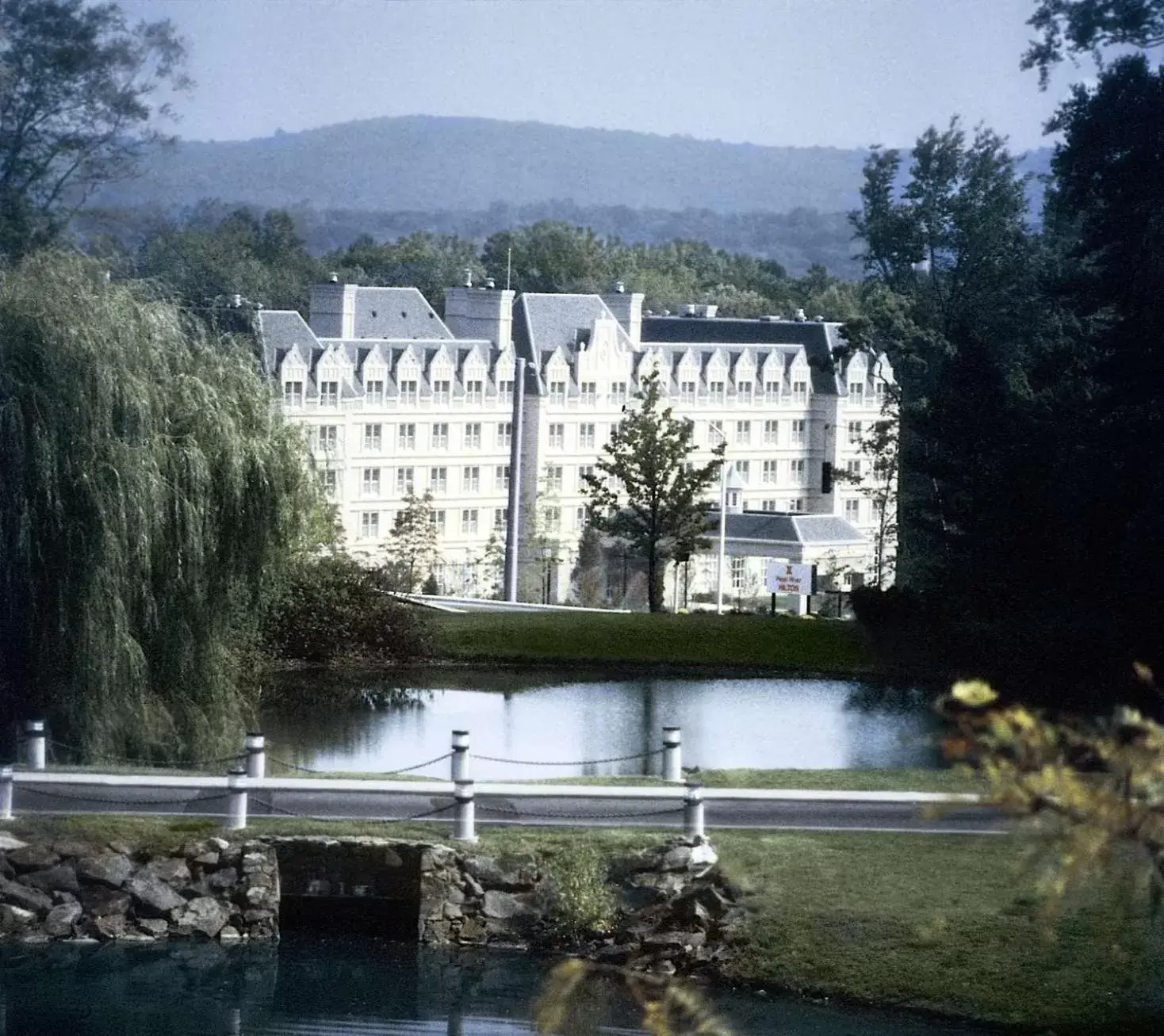 Property building in Hilton Pearl River Property building in Hilton Pearl River