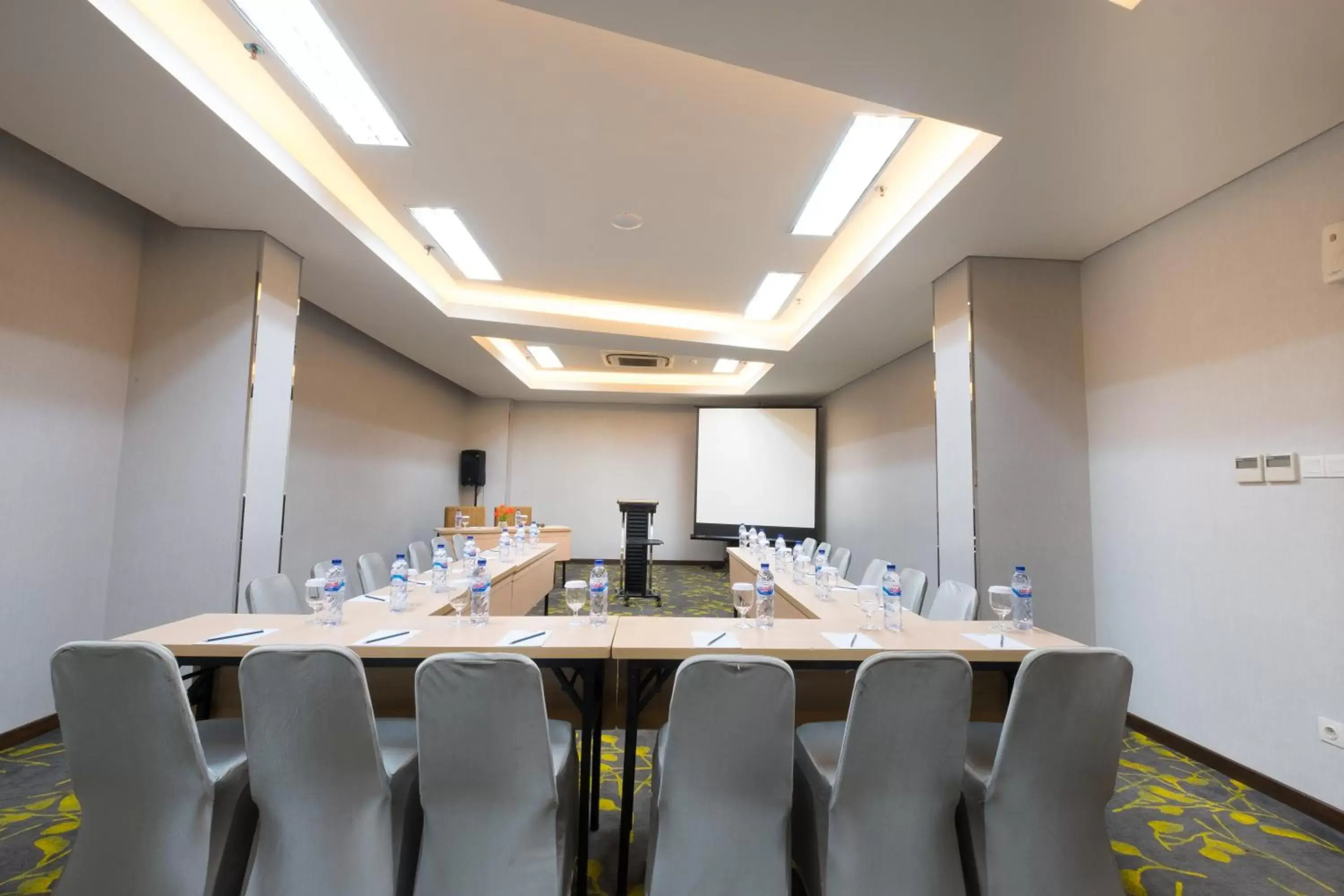 Meeting/conference room in Hotel 88 ITC Fatmawati Jakarta By WH