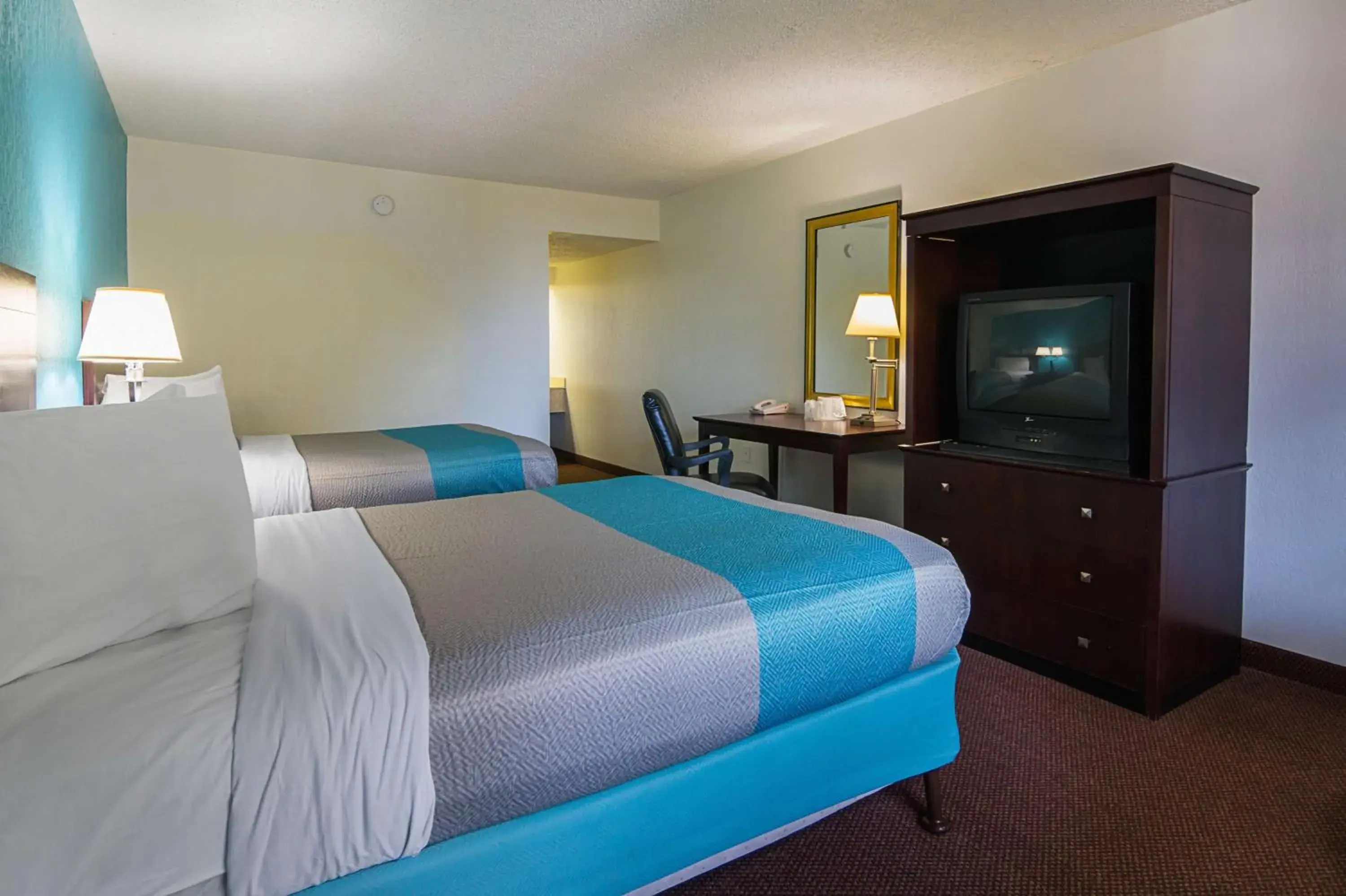 TV and multimedia, Bed in Motel 6-Ocala, FL - Conference Center
