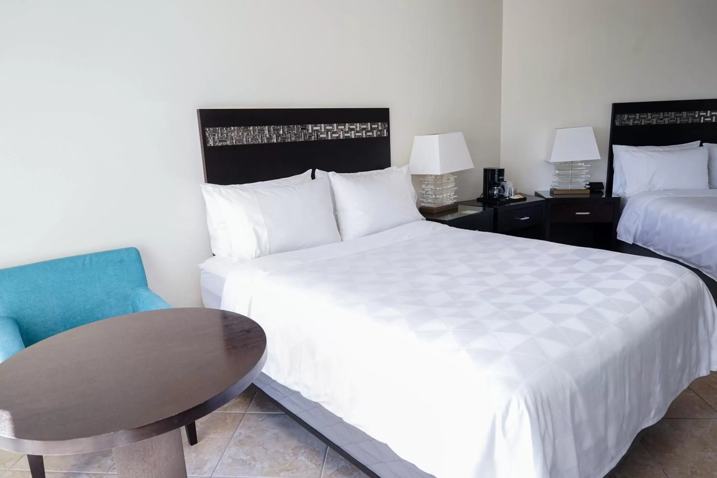 Seating area, Bed in Holiday Inn Resort Grand Cayman by IHG Seating area, Bed in Holiday Inn Resort Grand Cayman by IHG