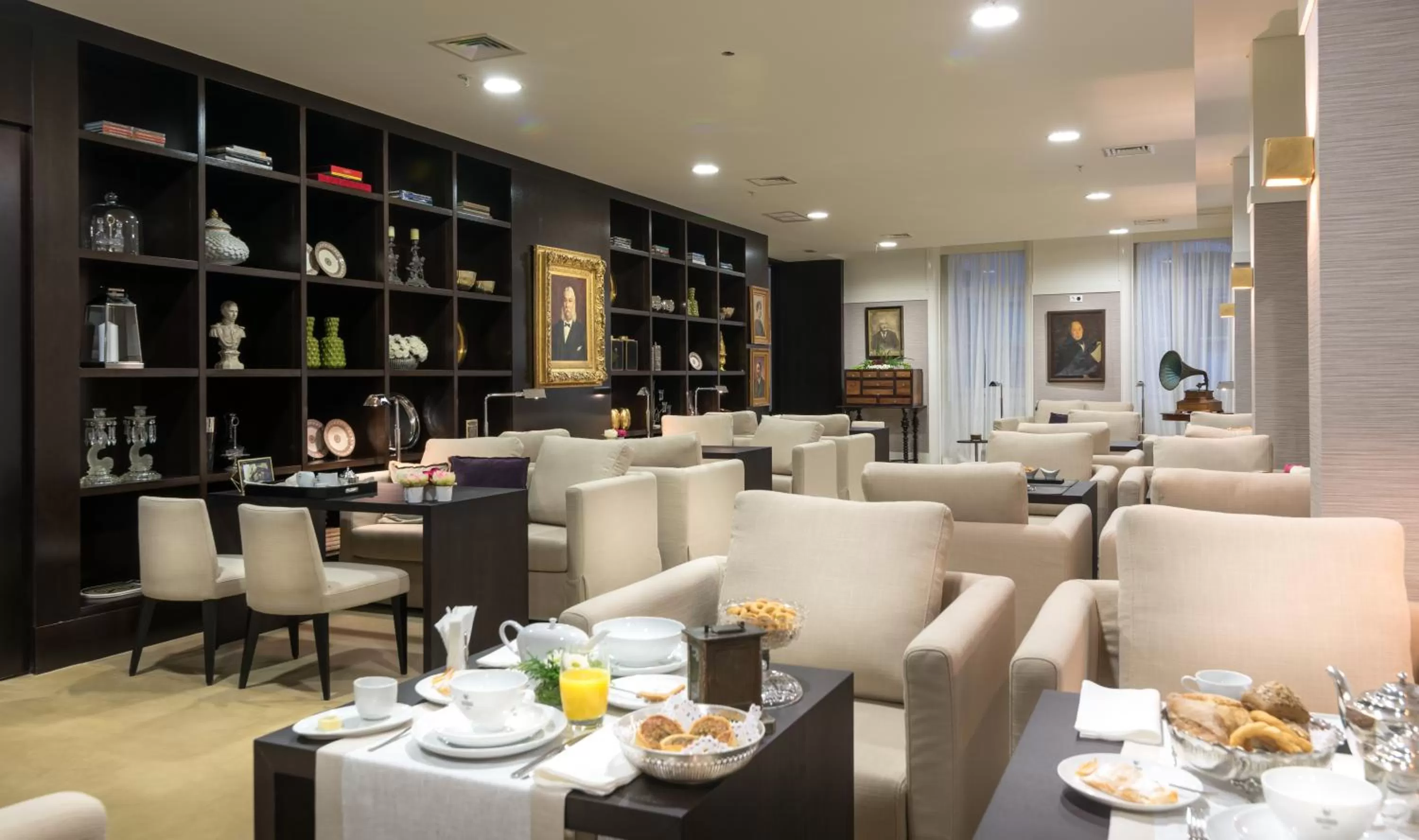 Restaurant/places to eat in Universal Boutique Hotel