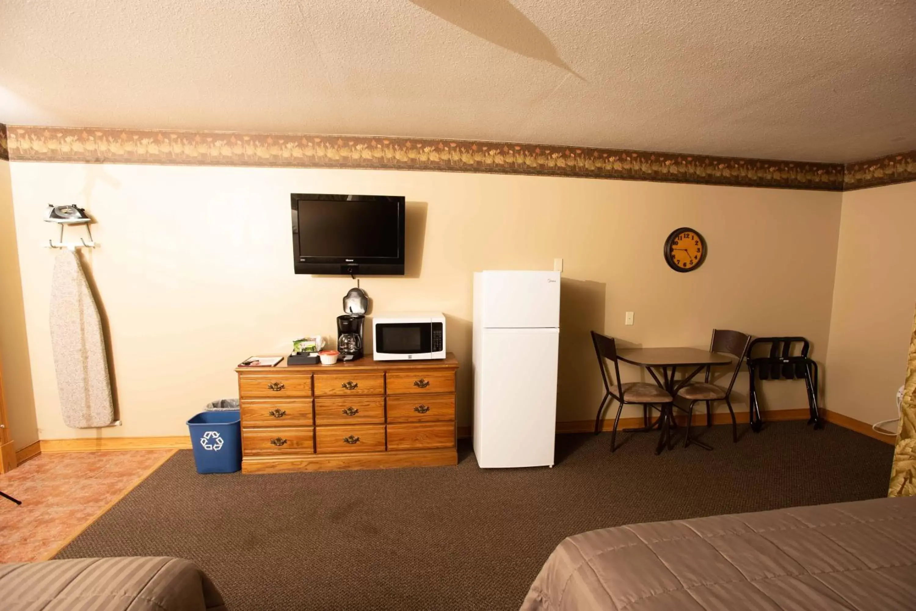 Bedroom, TV/Entertainment Center in Blue Spruce Motel