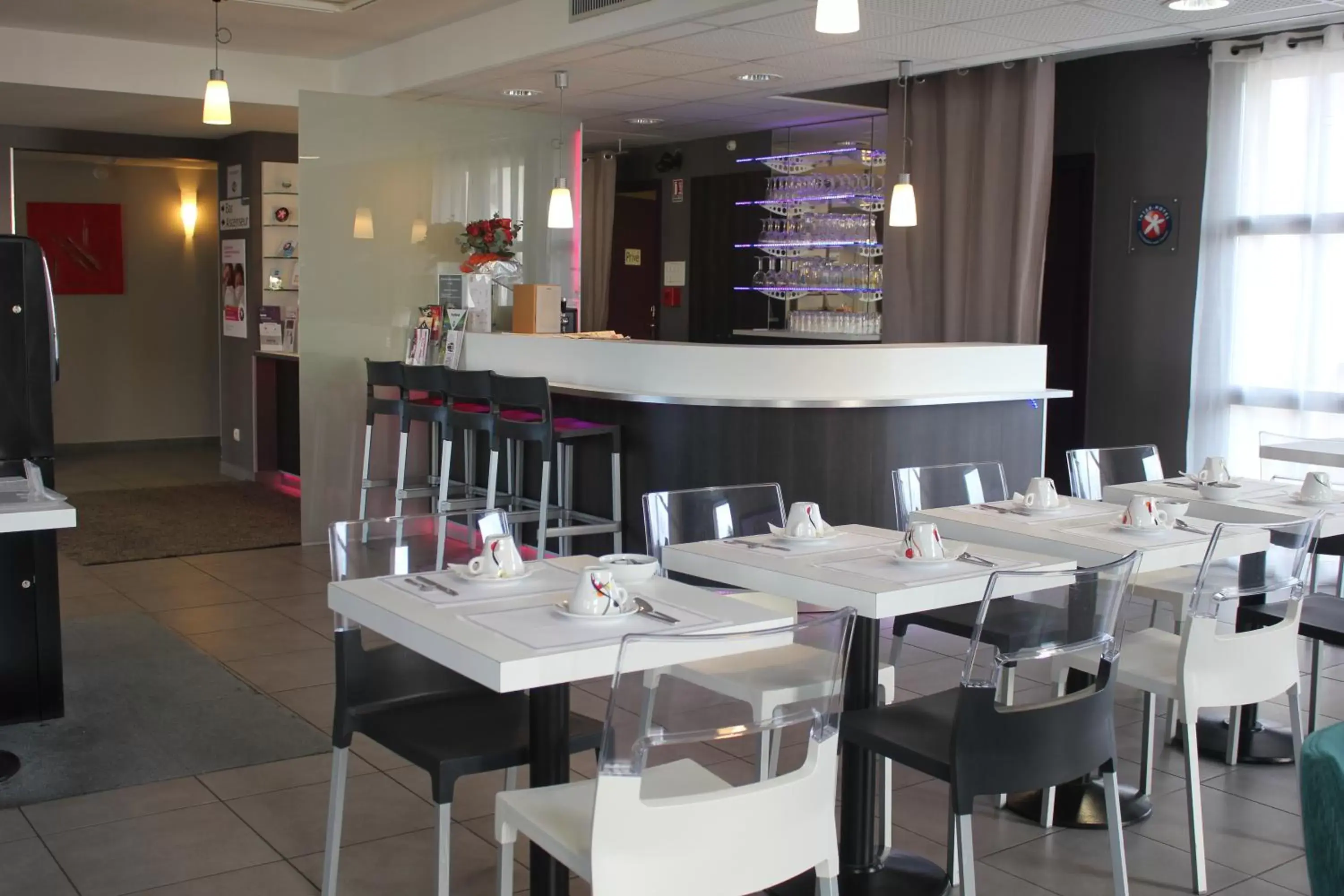 Lounge or bar, Restaurant/Places to Eat in The Originals City, Hotel Novella Premium, Nantes Est