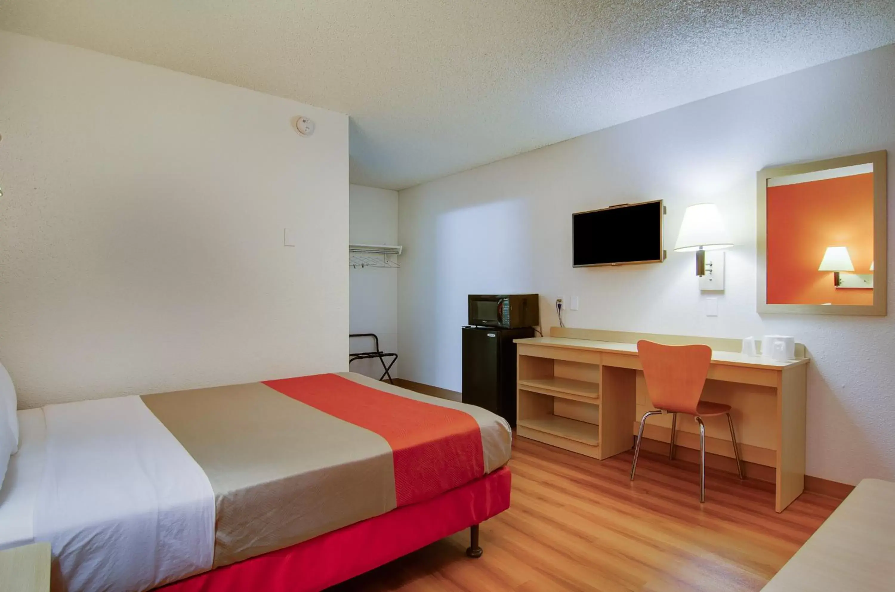 Bedroom, Bed in Motel 6-Tacoma, WA - Fife