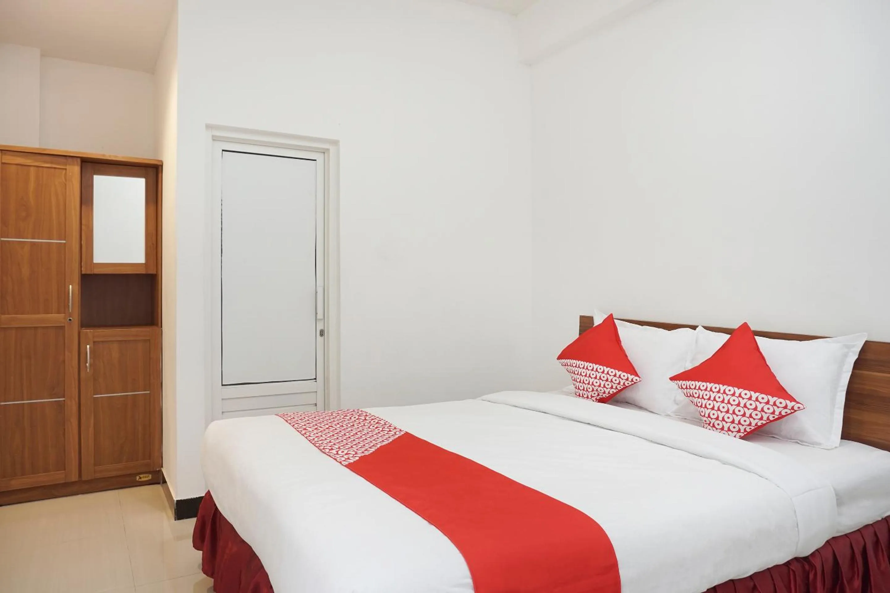 Deluxe Double Room in OYO 409 Pondok Helomi