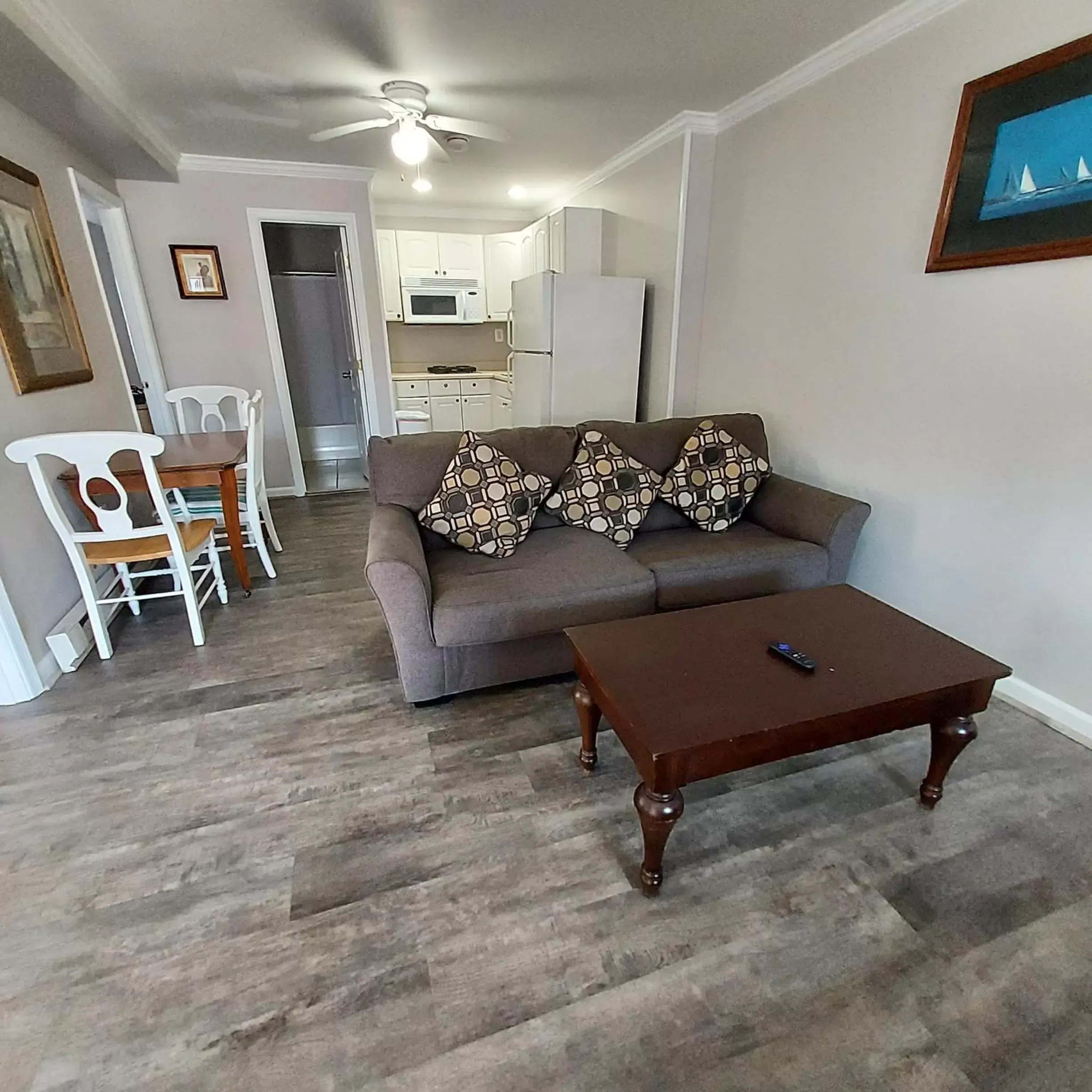 Living room, Seating Area in The Burgundy Inn Hotel and Apartments